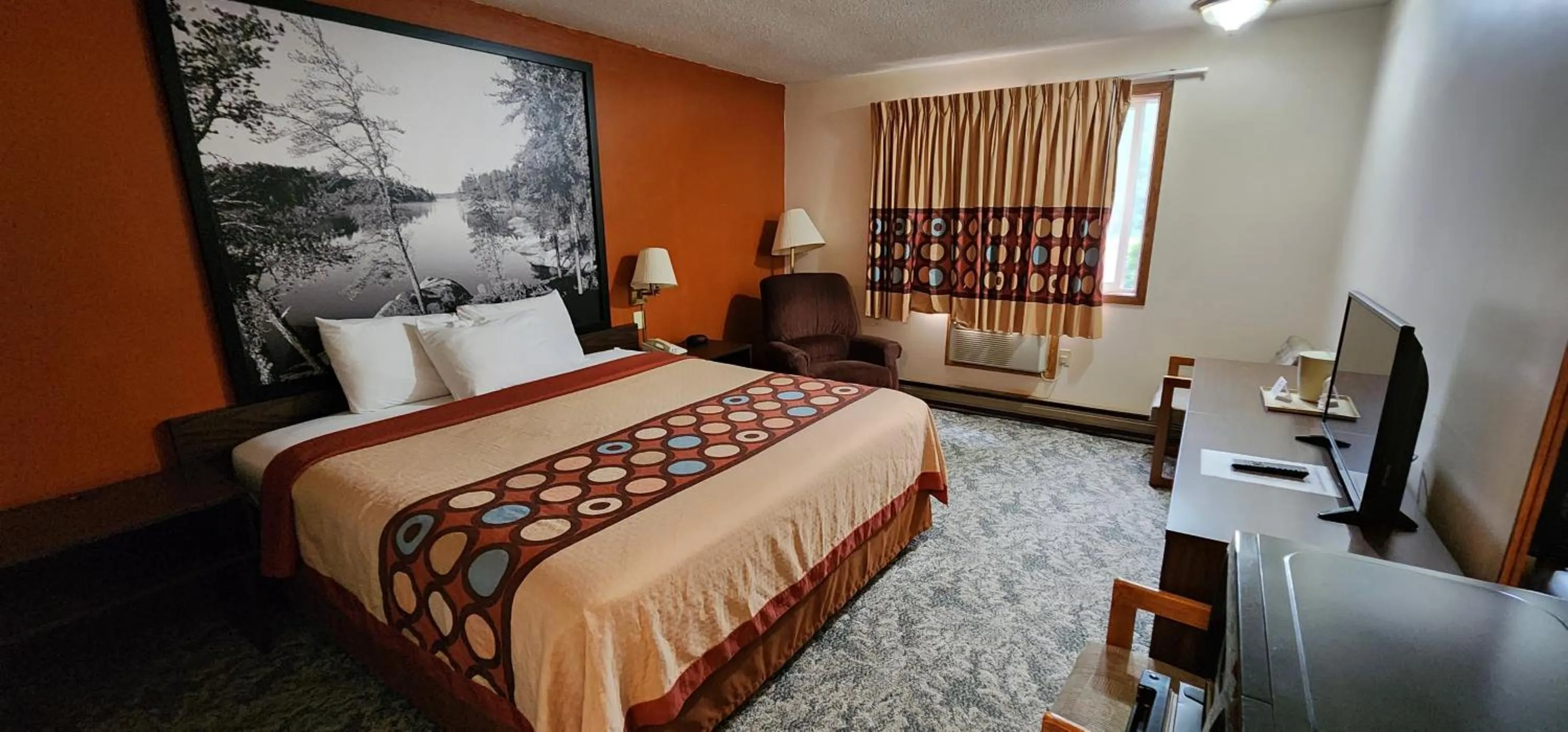 Bed in Hotel Iron Mountain Inn & Suites