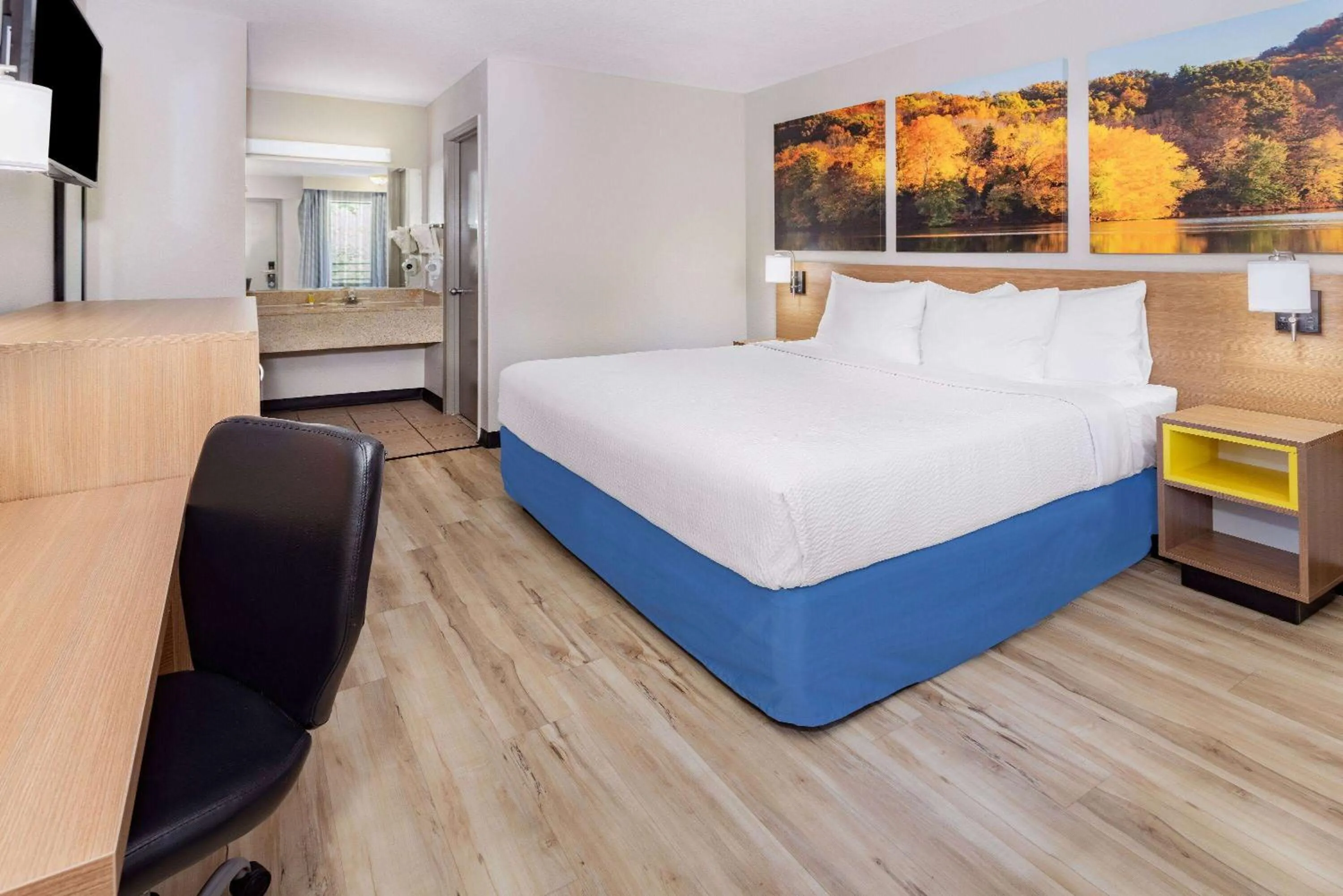 Photo of the whole room, Bed in Days Inn by Wyndham Spartanburg Waccamaw