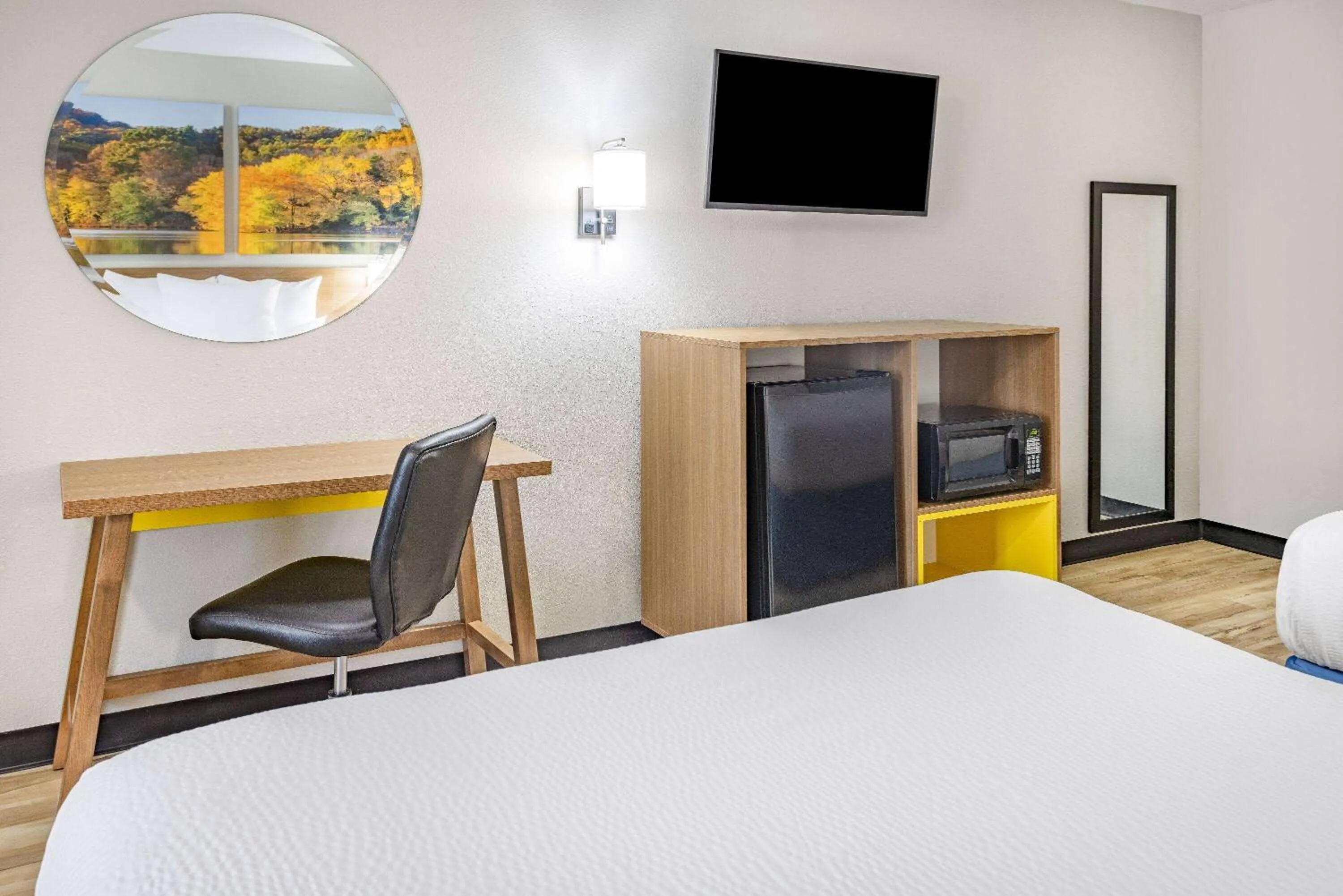 Photo of the whole room, Bed in Days Inn by Wyndham Spartanburg Waccamaw