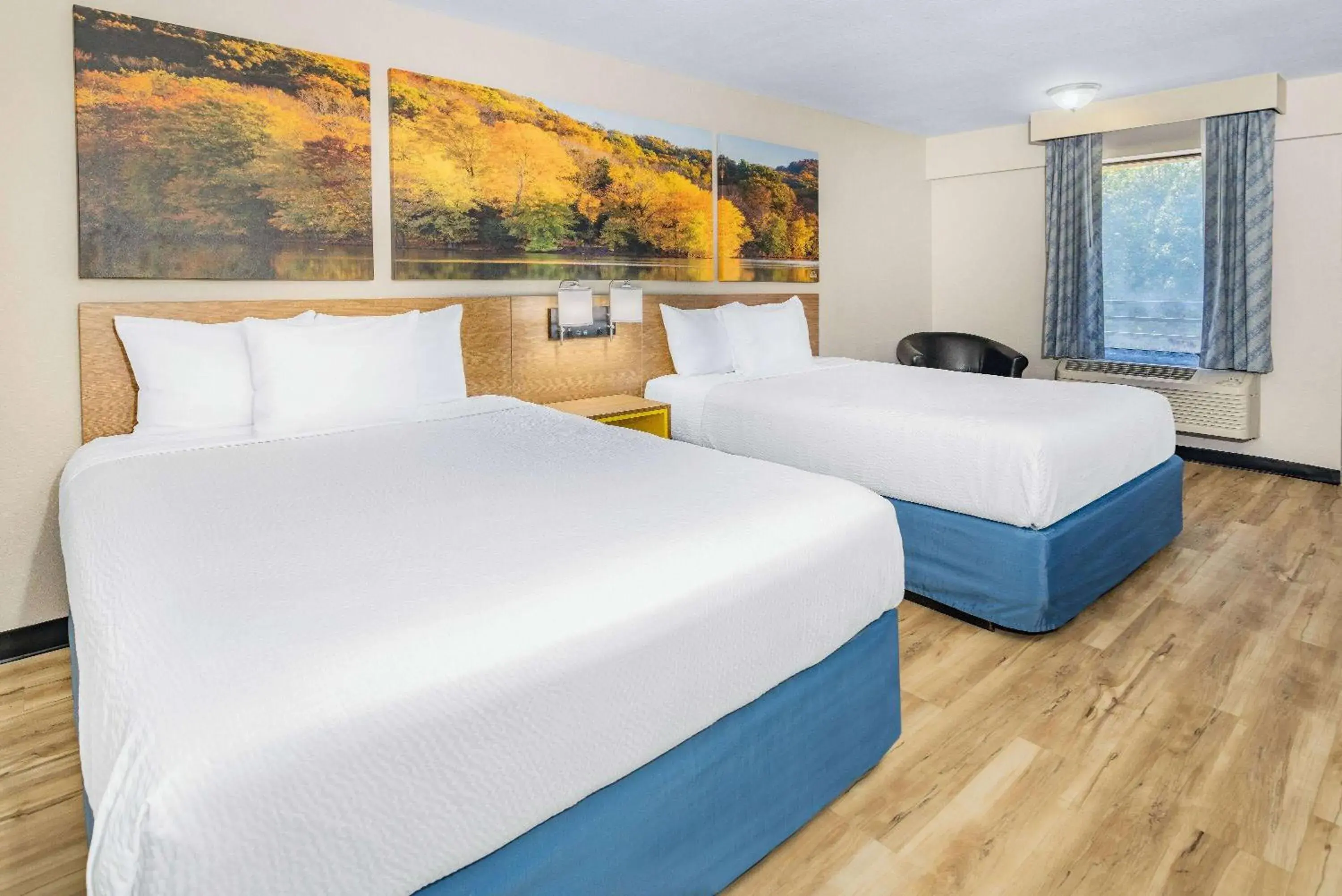 Queen Room with Two Queen Beds and Bathtub - Mobility Accessible/Smoking in Days Inn by Wyndham Spartanburg Waccamaw Queen Room with Two Queen Beds and Bathtub - Mobility Accessible/Smoking in Days Inn by Wyndham Spartanburg Waccamaw