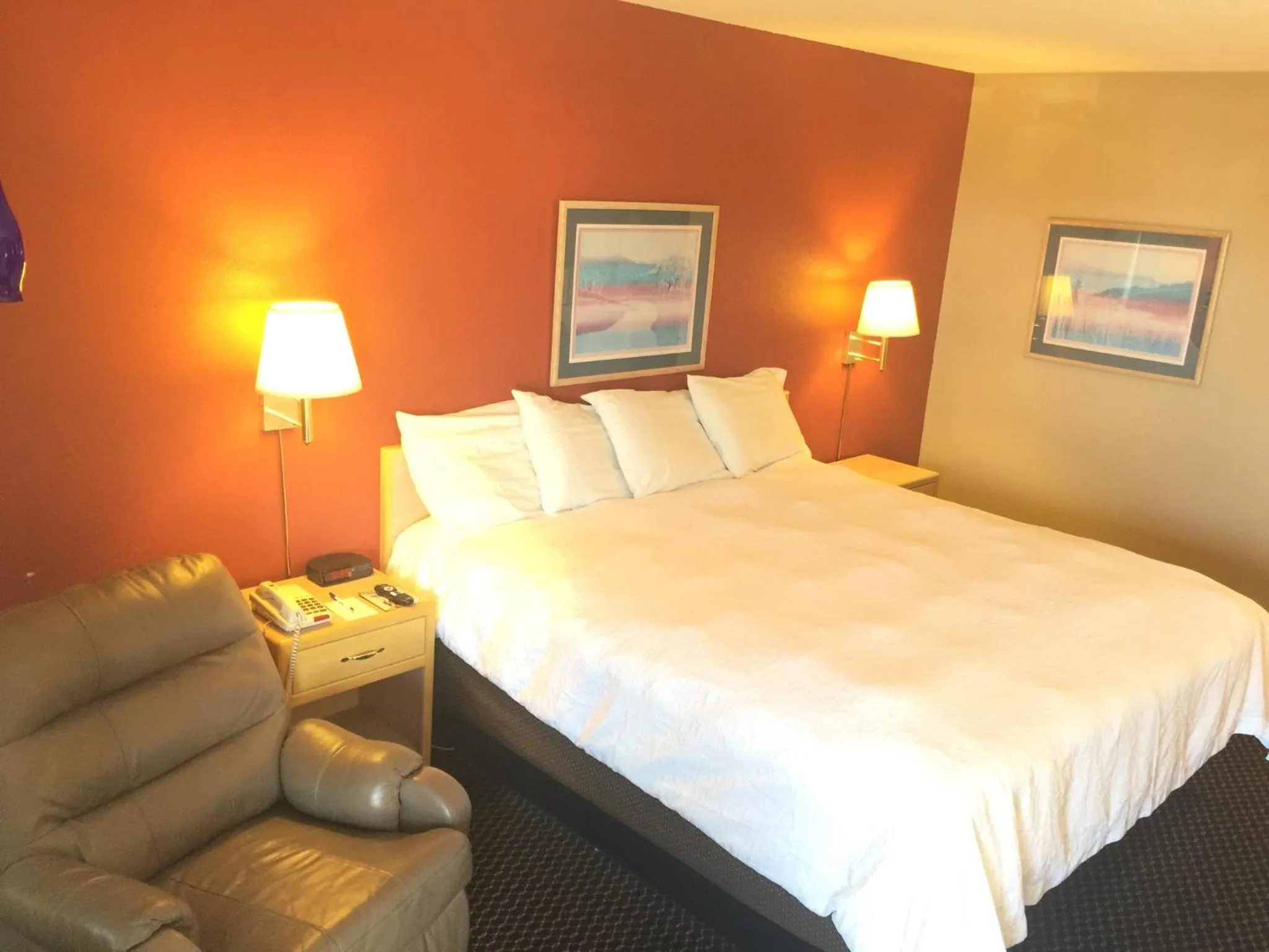 Bed in Americas Best Value Inn - Garden City