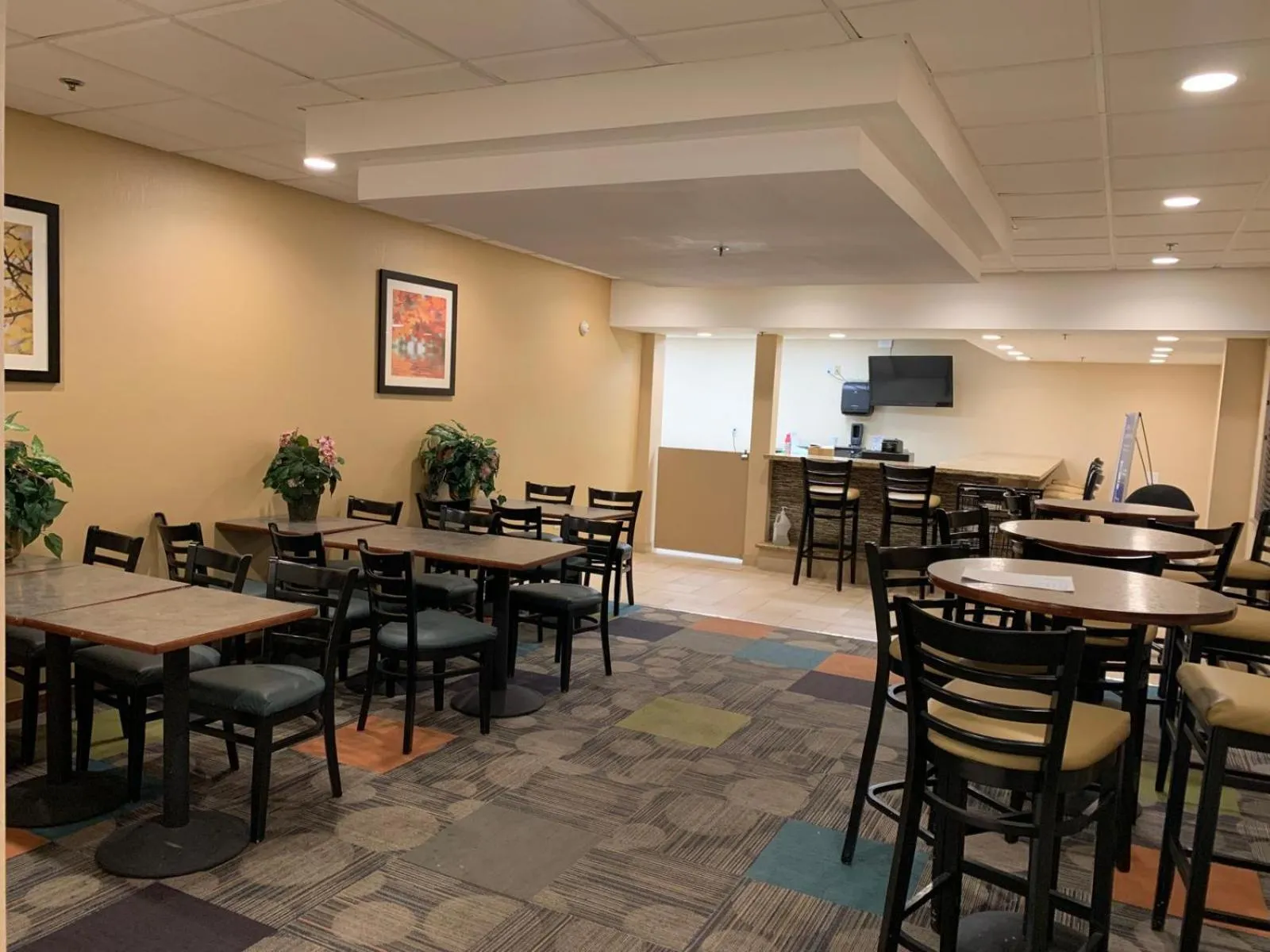 Dining area in Clarion Inn I-94 near Expo Center
