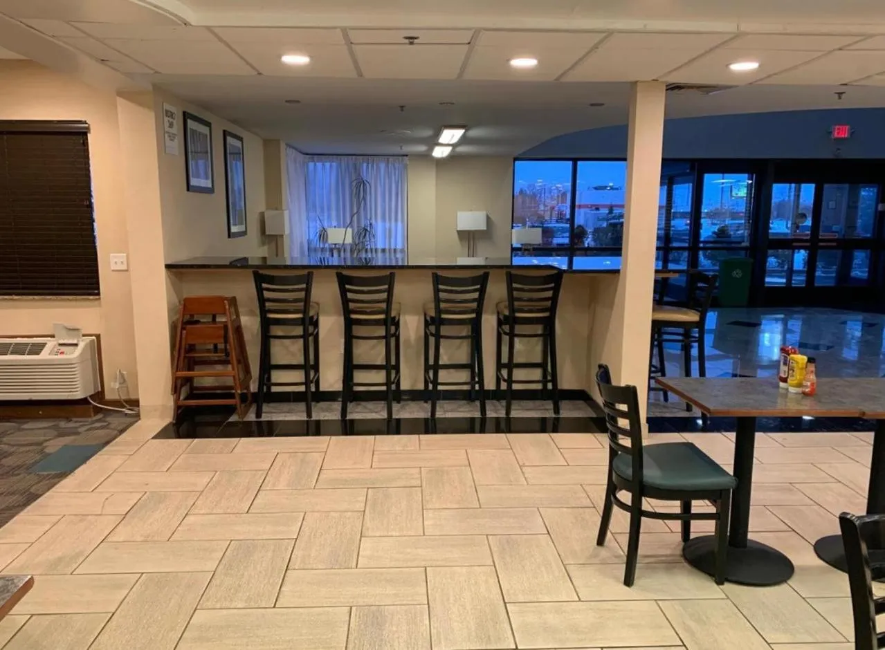 Seating area in Clarion Inn I-94 near Expo Center
