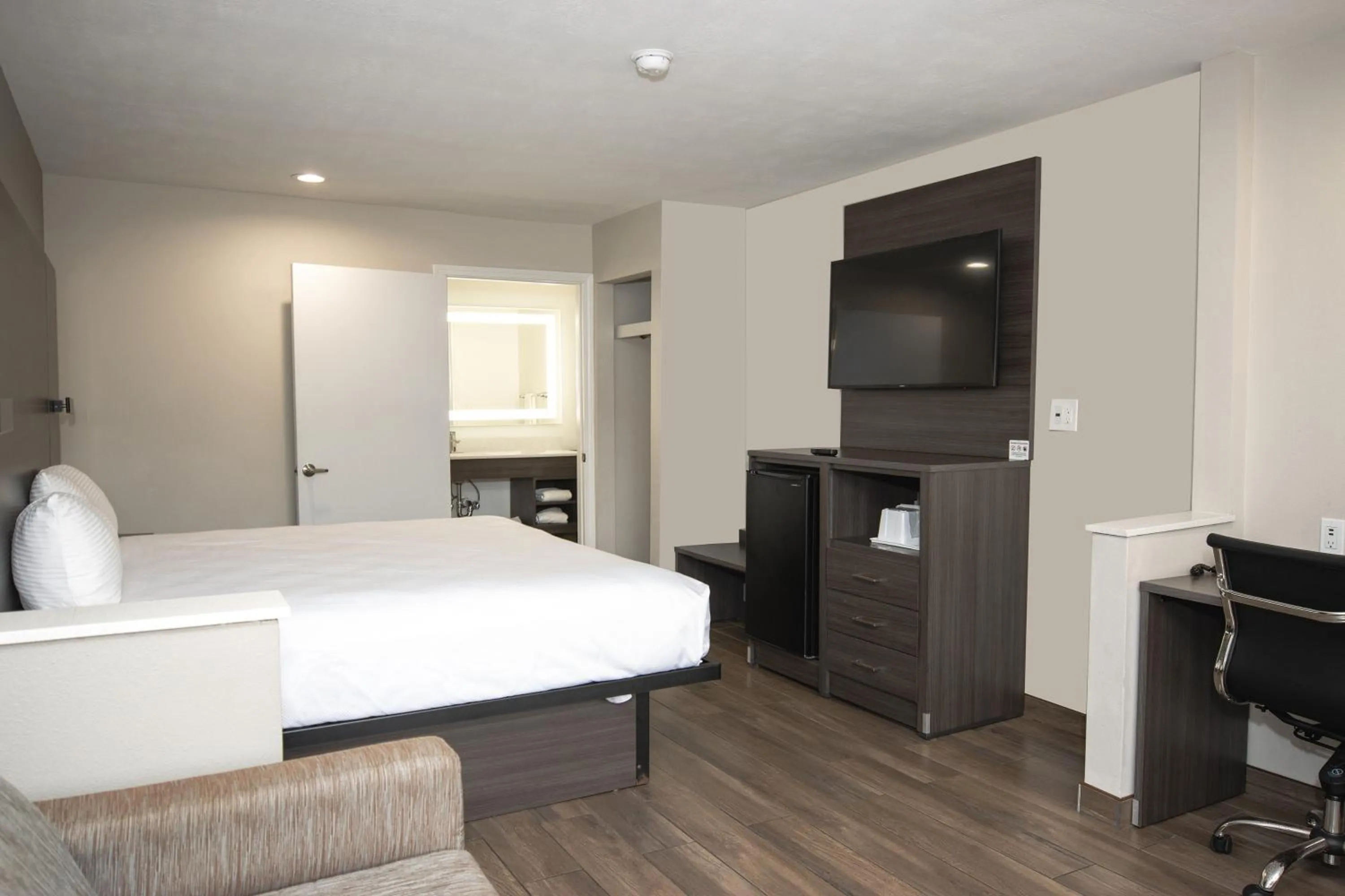 Bedroom, Bed in Americas Best Value Inn Harlingen