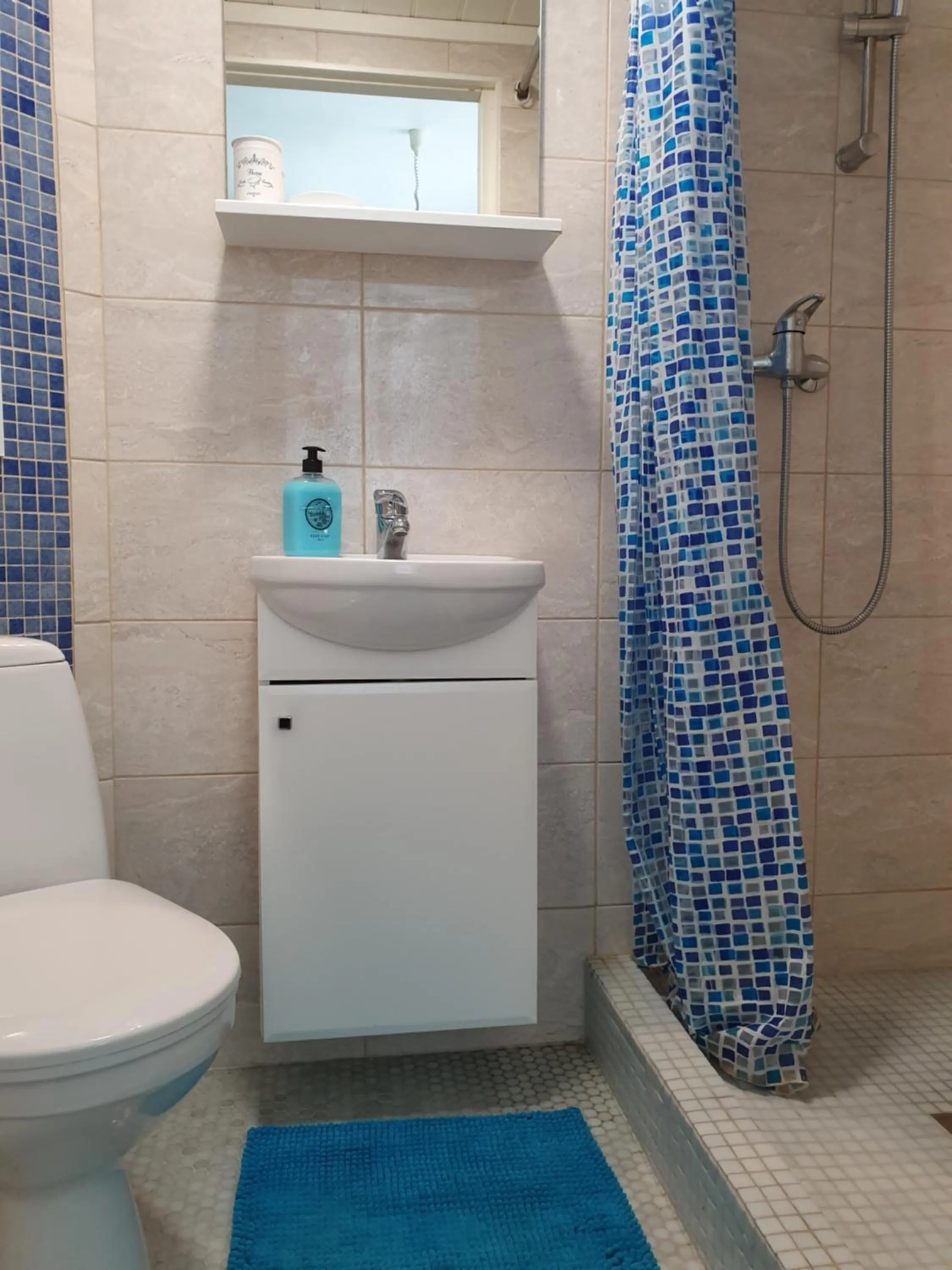 Shower in Freedom65 Hostel and Caravan