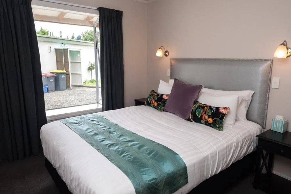 Bed in Mountain Chalets Motel