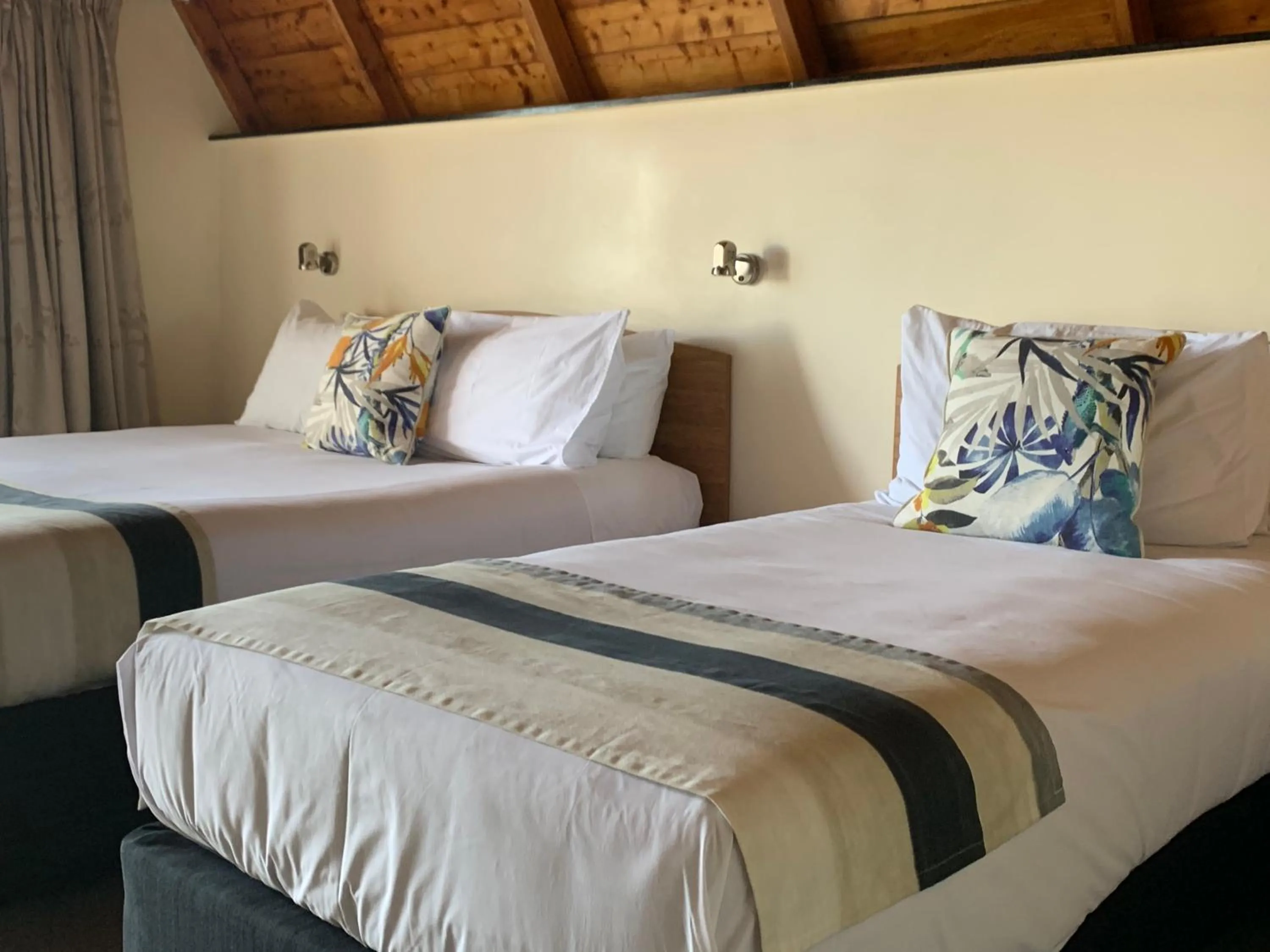 Bed in Mountain Chalets Motel