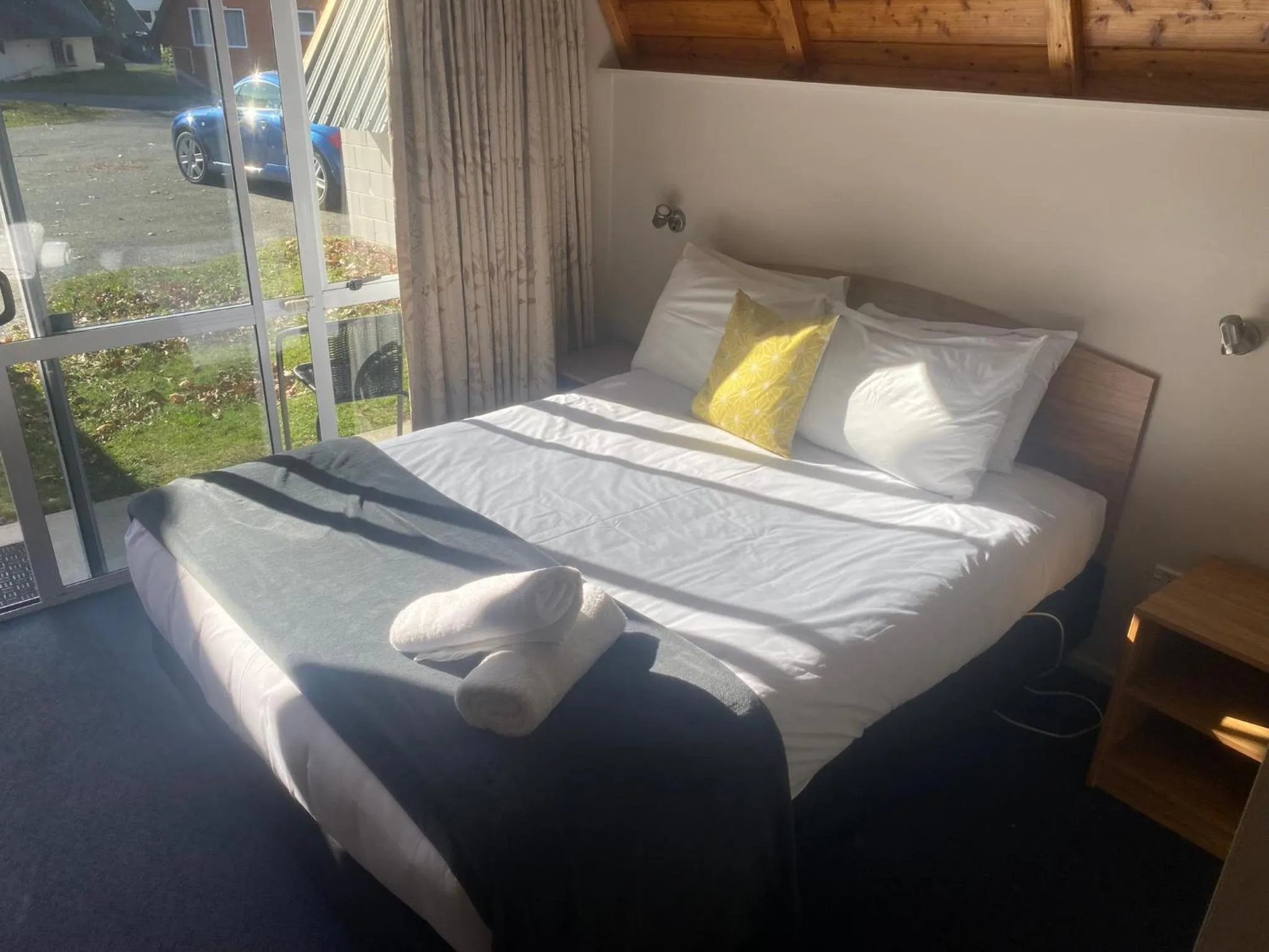 Bed in Mountain Chalets Motel