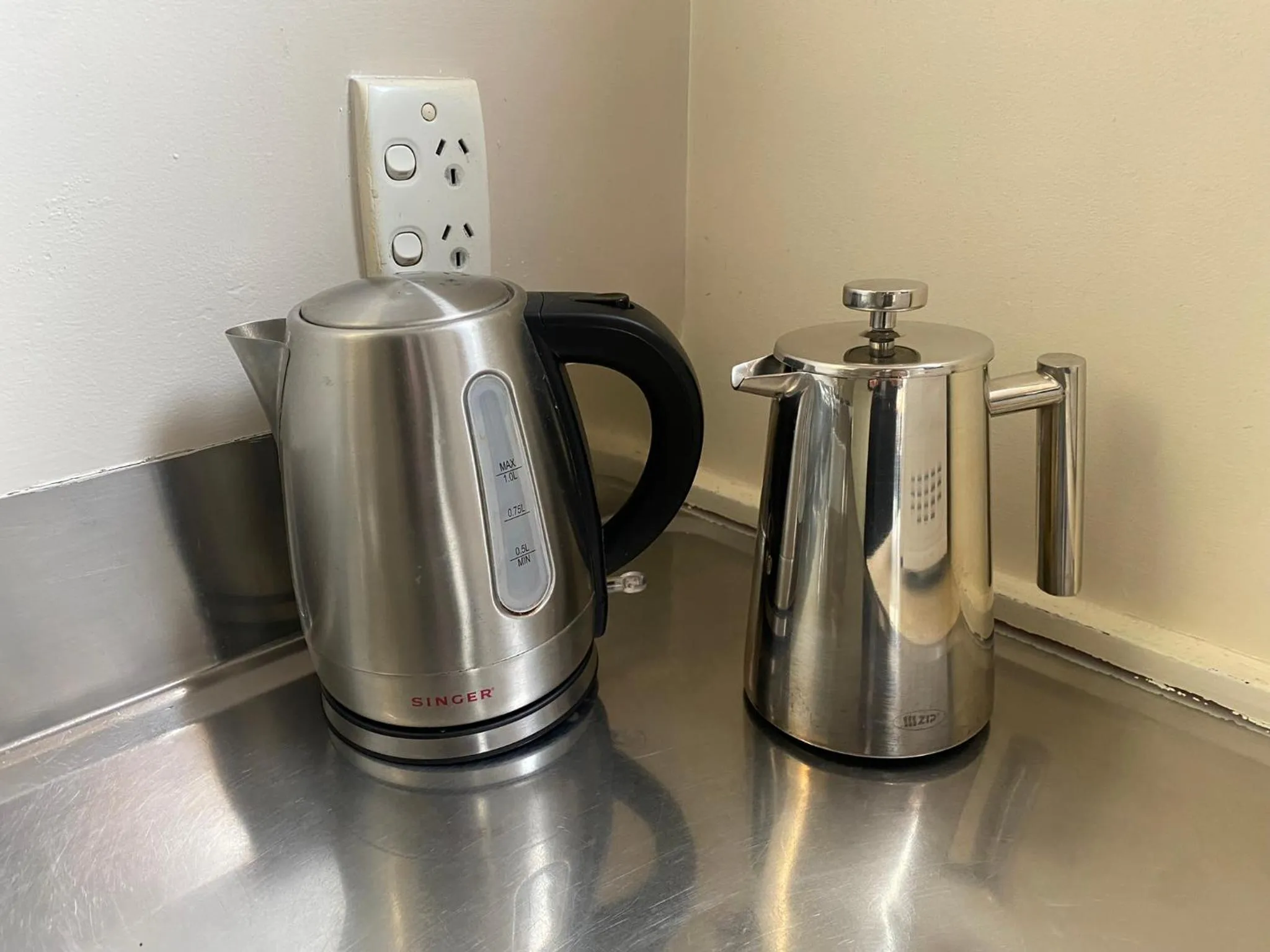 Coffee/tea facilities in Mountain Chalets Motel