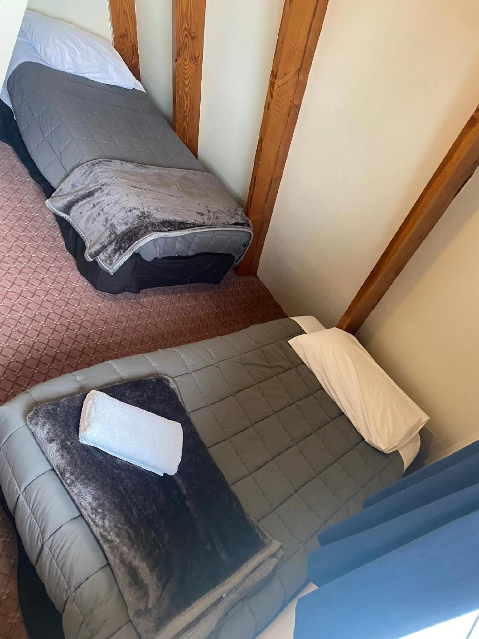 Bedroom, Bed in Mountain Chalets Motel