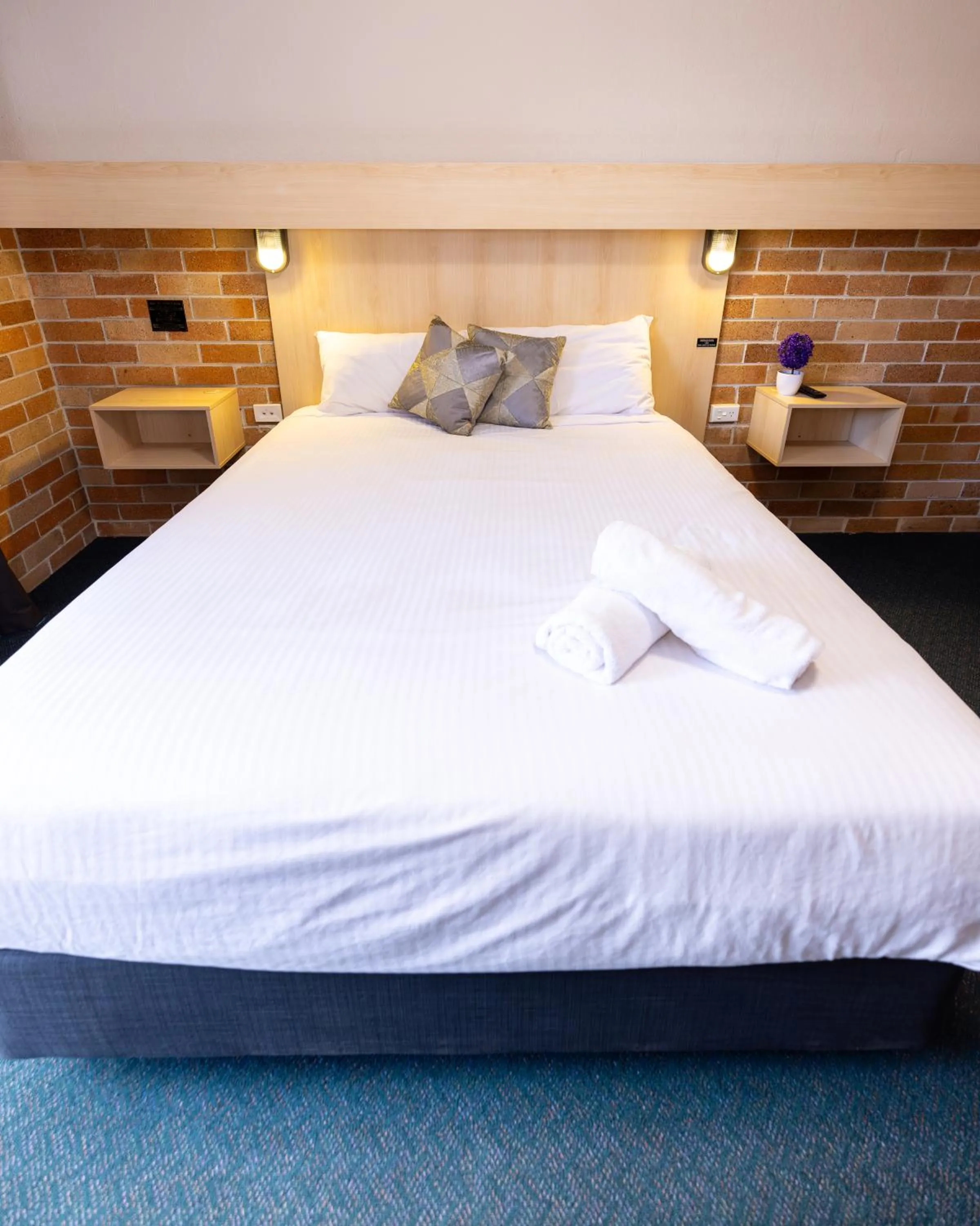 Bed in Windsor River View Inn