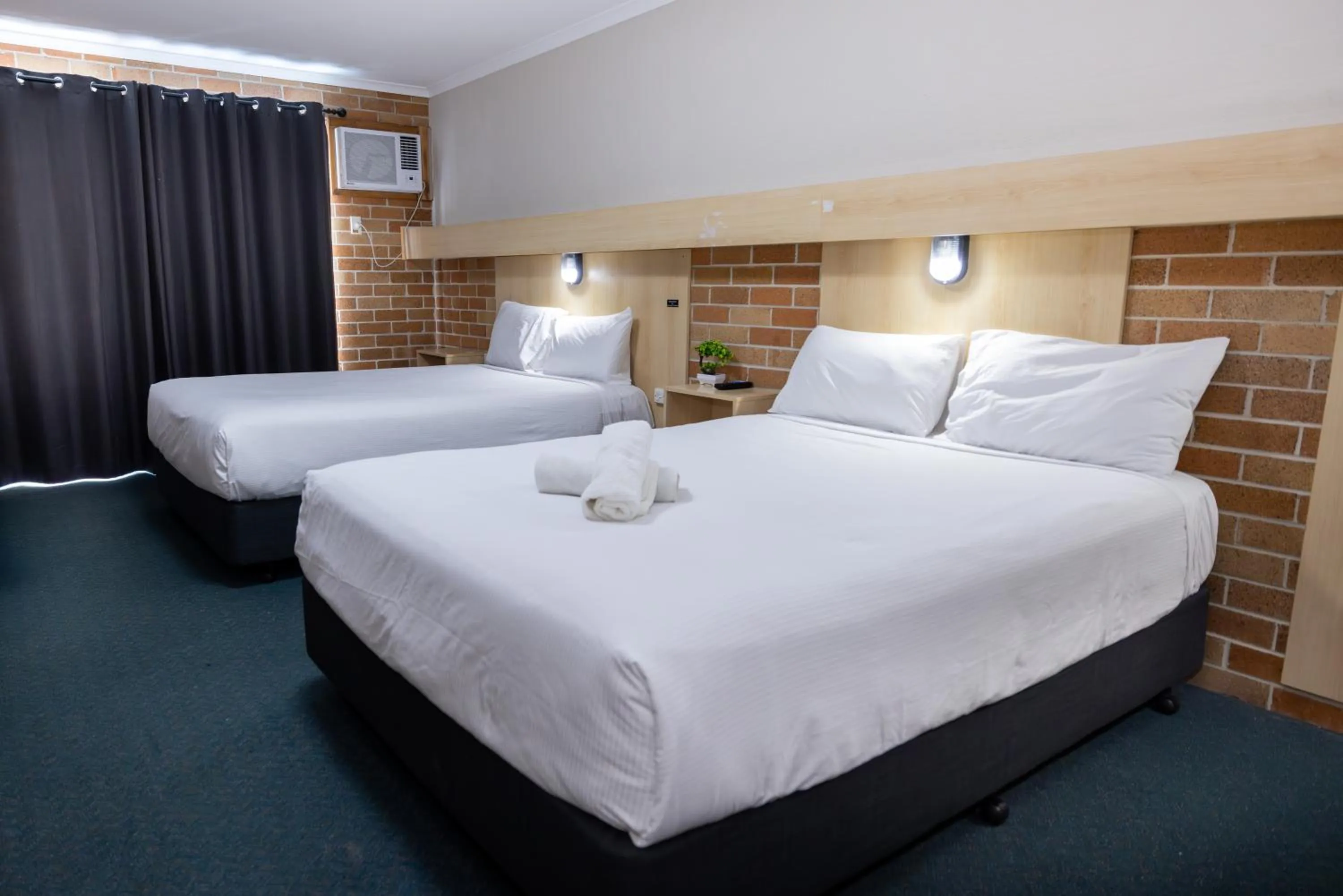 Bed in Windsor River View Inn