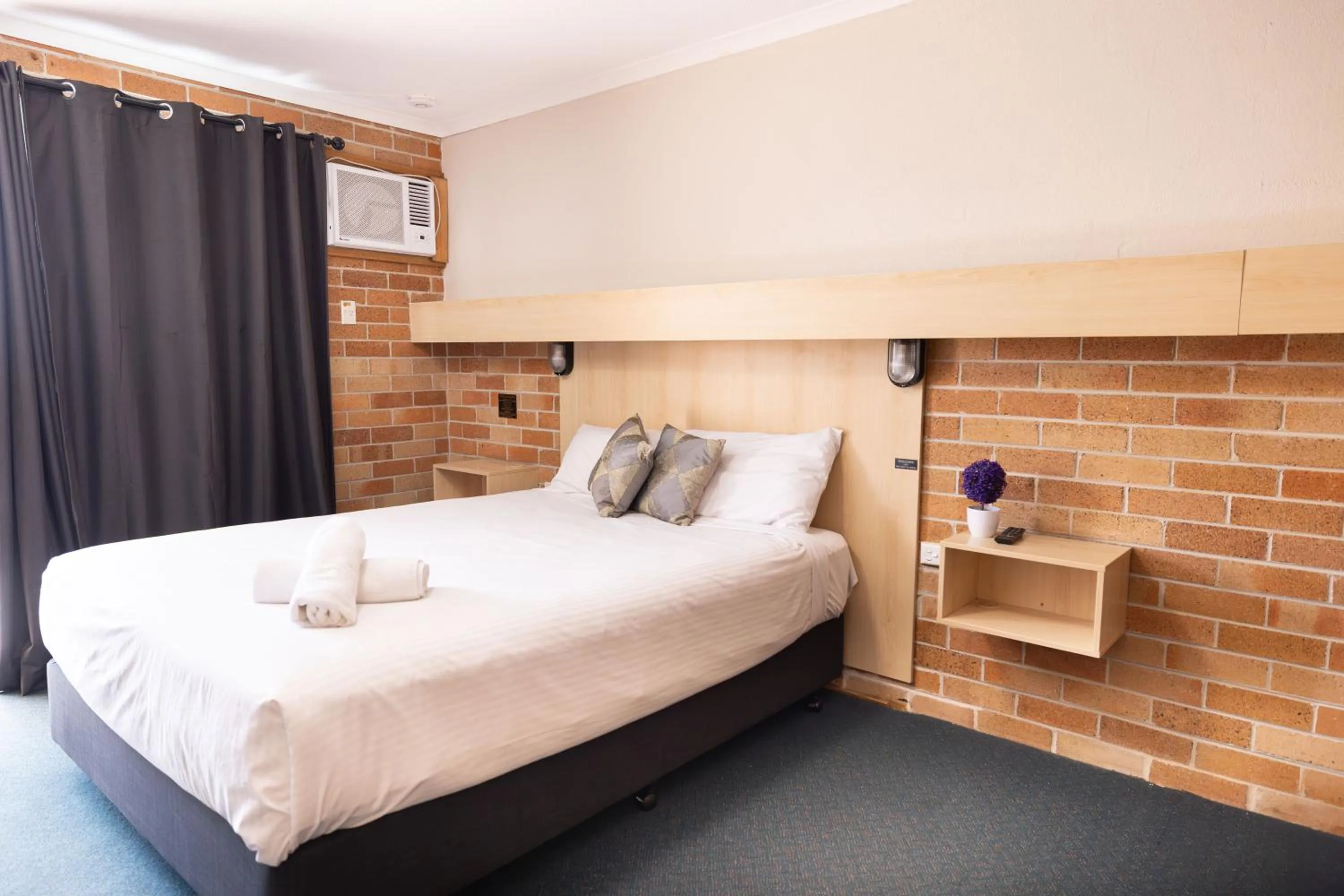 Bed in Windsor River View Inn