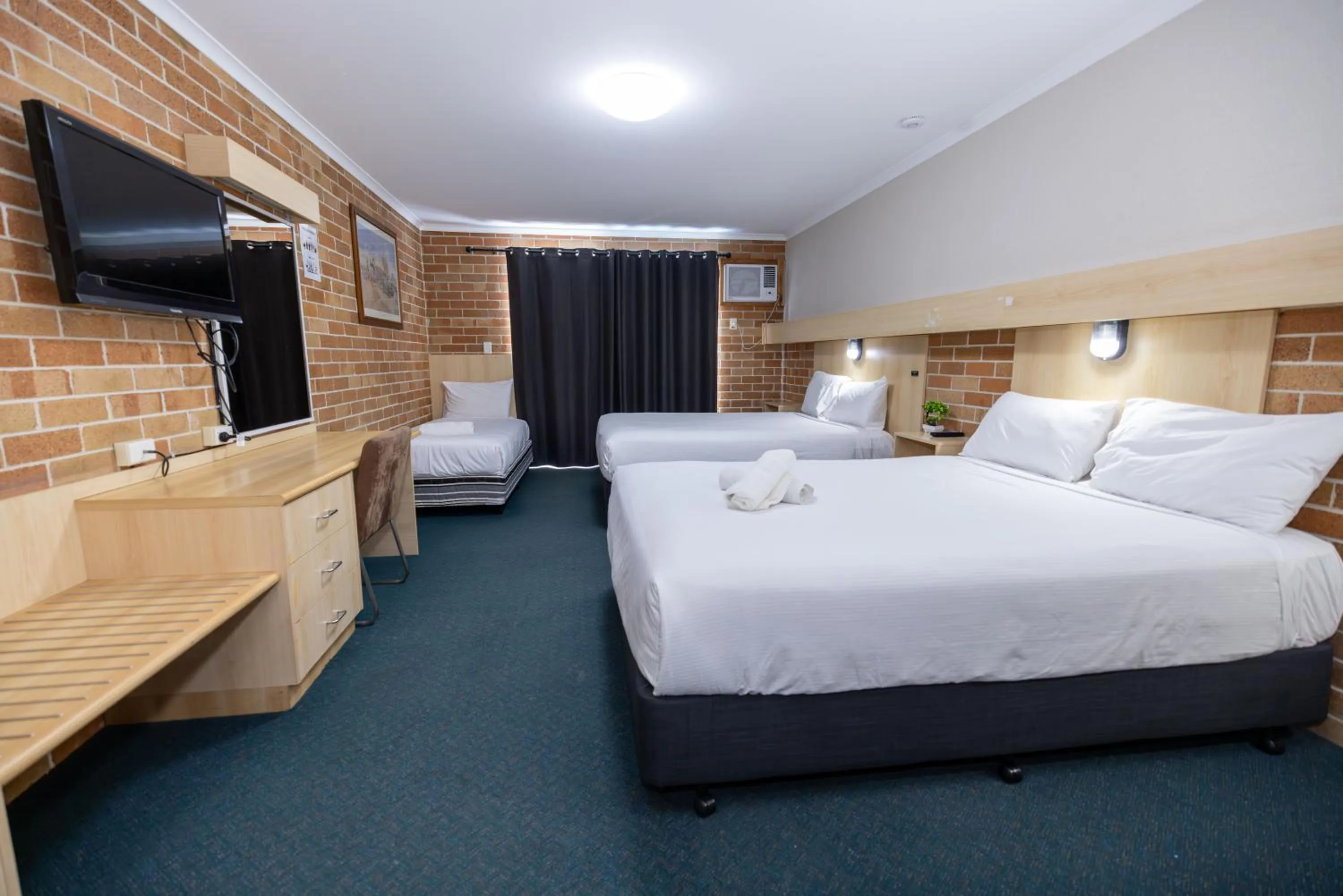 Bed in Windsor River View Inn