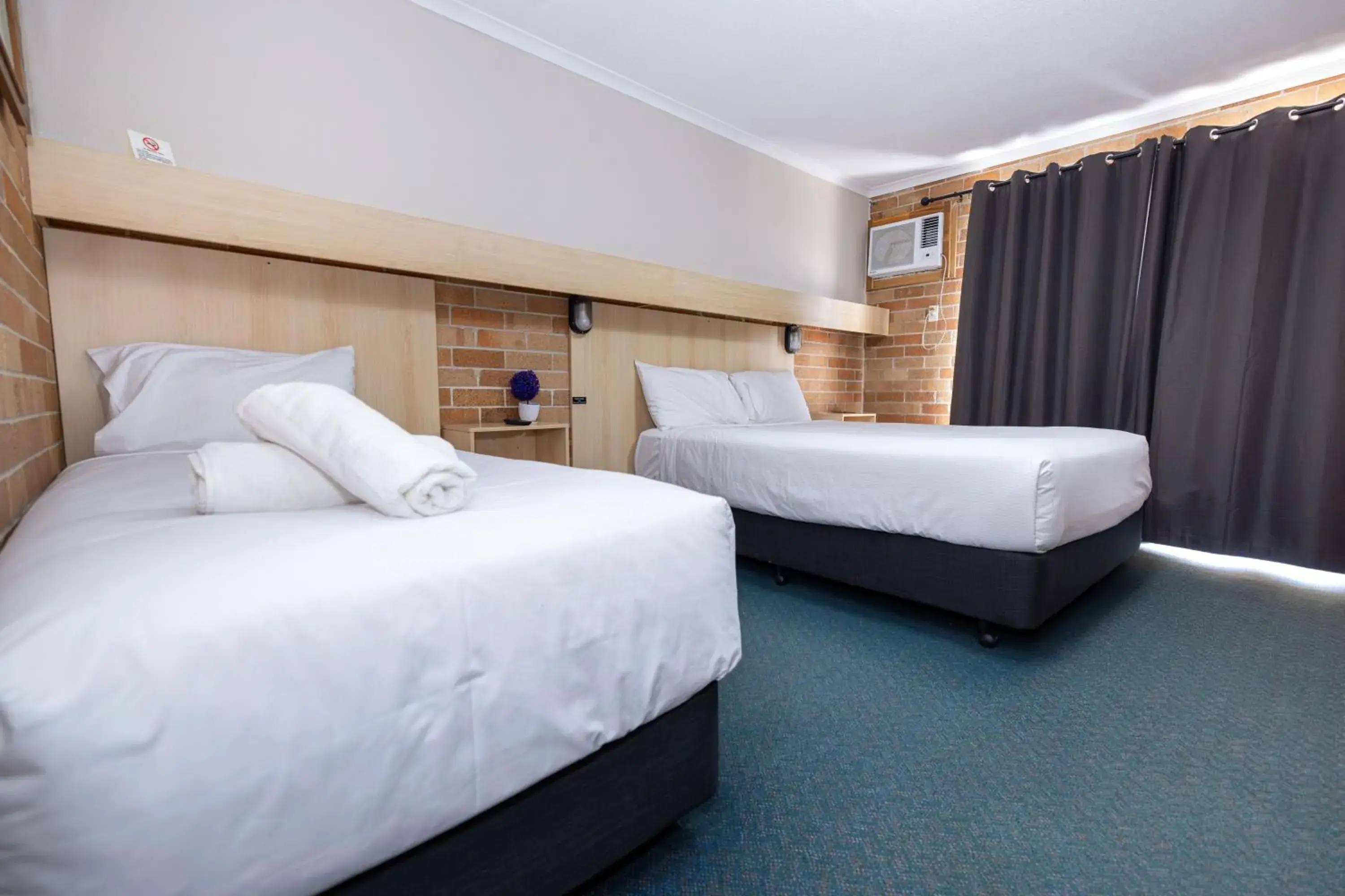 Deluxe Triple Room in Windsor River View Inn Deluxe Triple Room in Windsor River View Inn