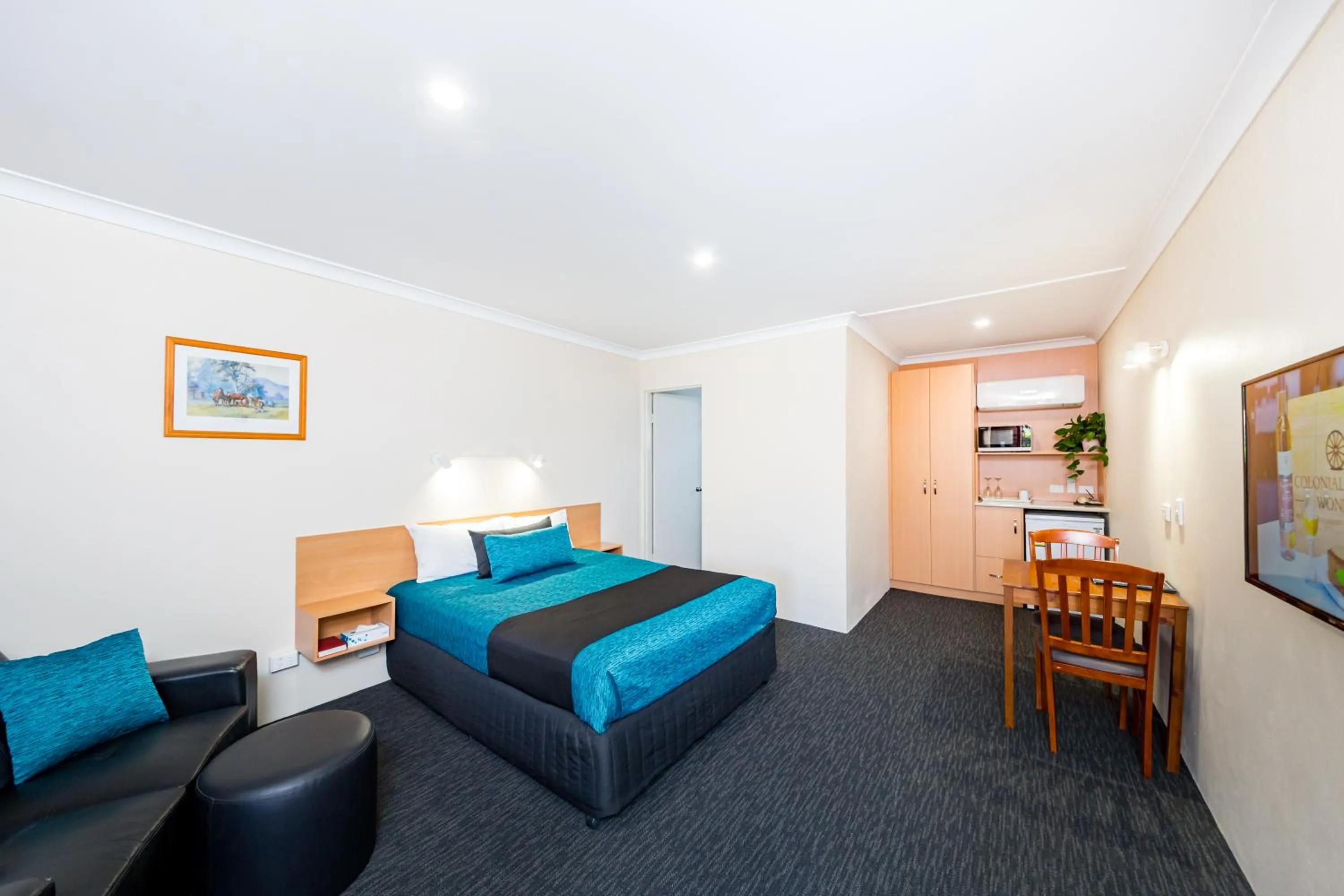 Photo of the whole room, Bed in Wondai Colonial Motel & Ivory's Restaurant