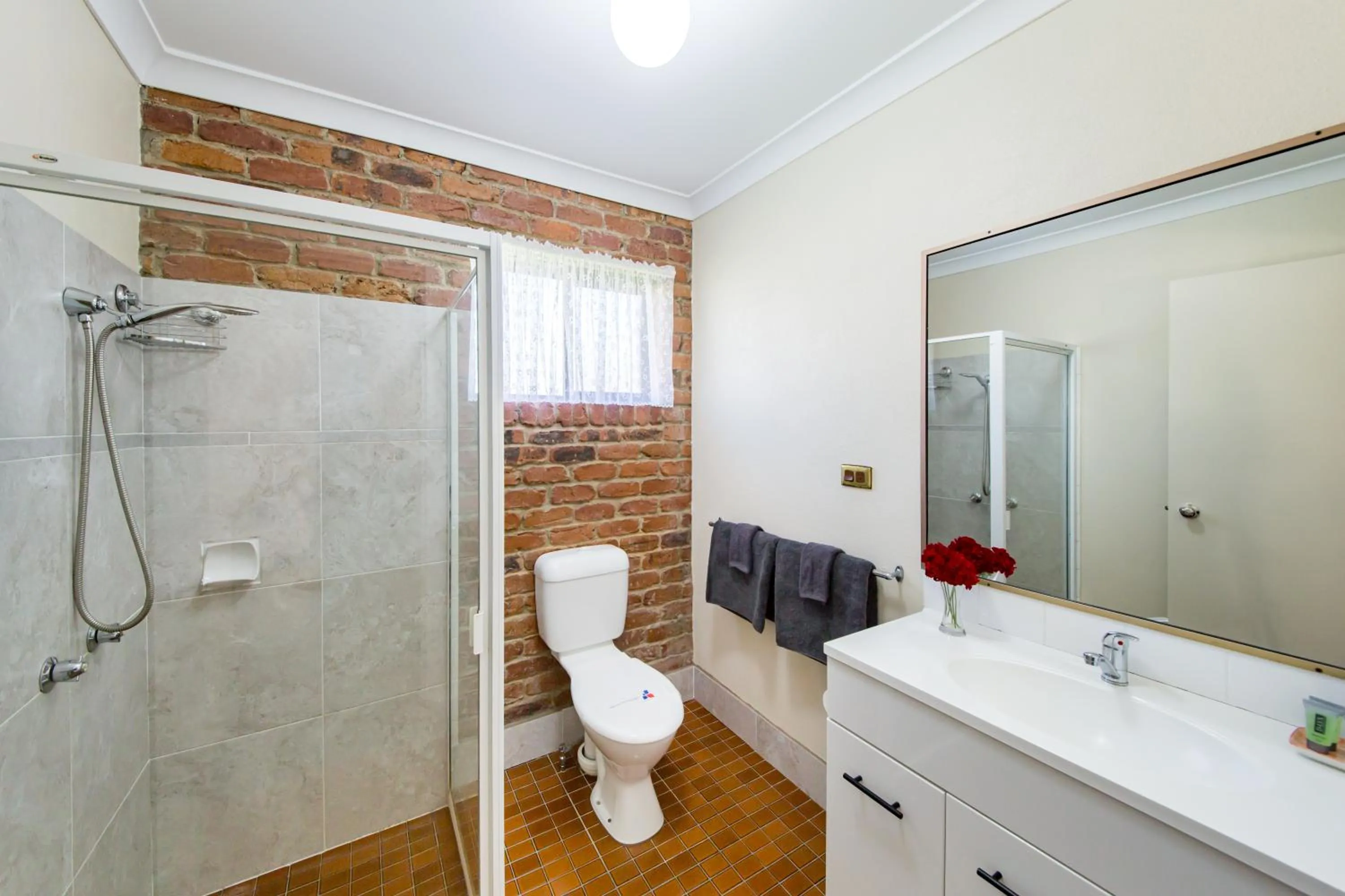 Bathroom in Wondai Colonial Motel & Ivory's Restaurant