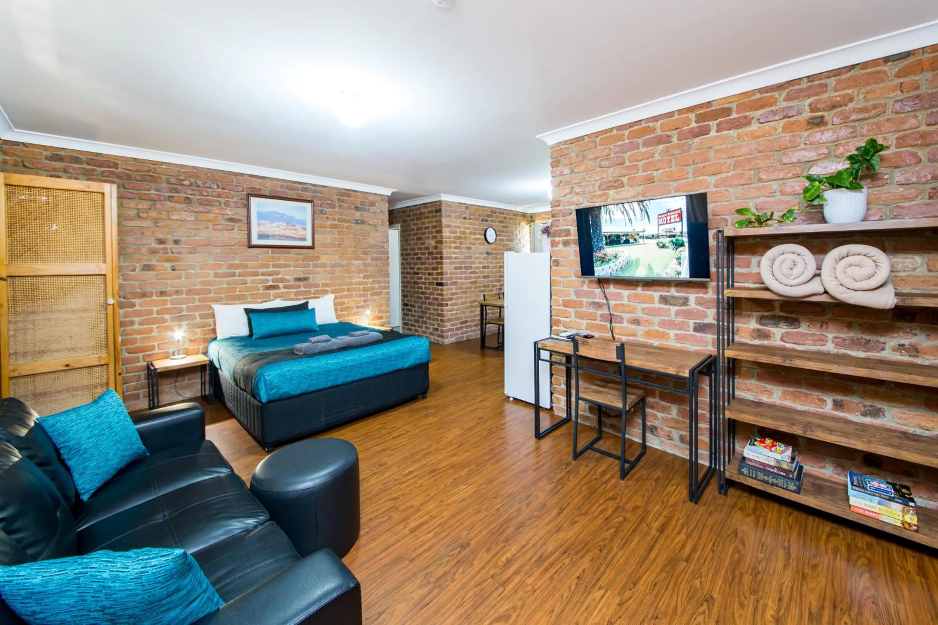 Family in Wondai Colonial Motel & Ivory's Restaurant