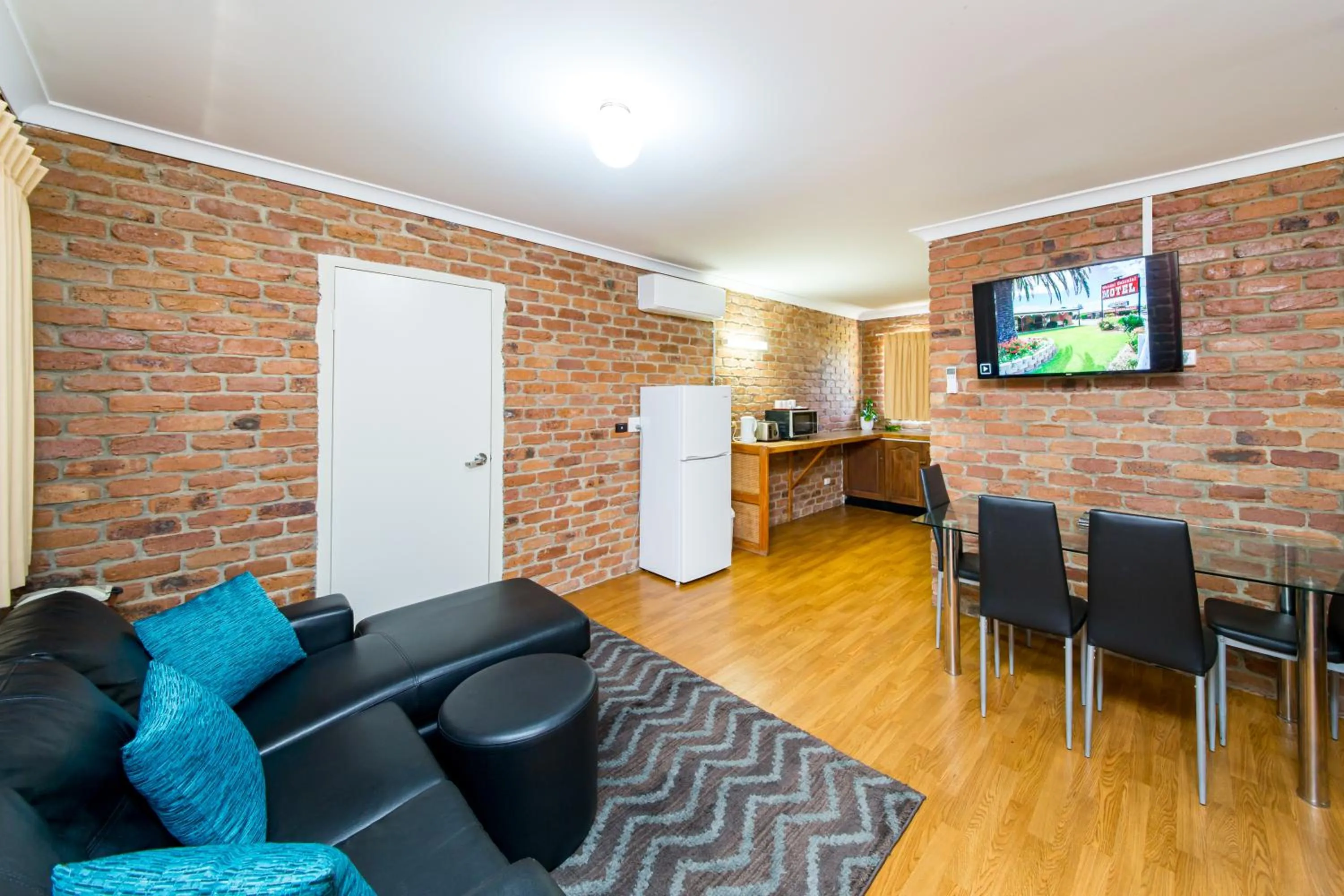 Kitchen or kitchenette in Wondai Colonial Motel & Ivory's Restaurant