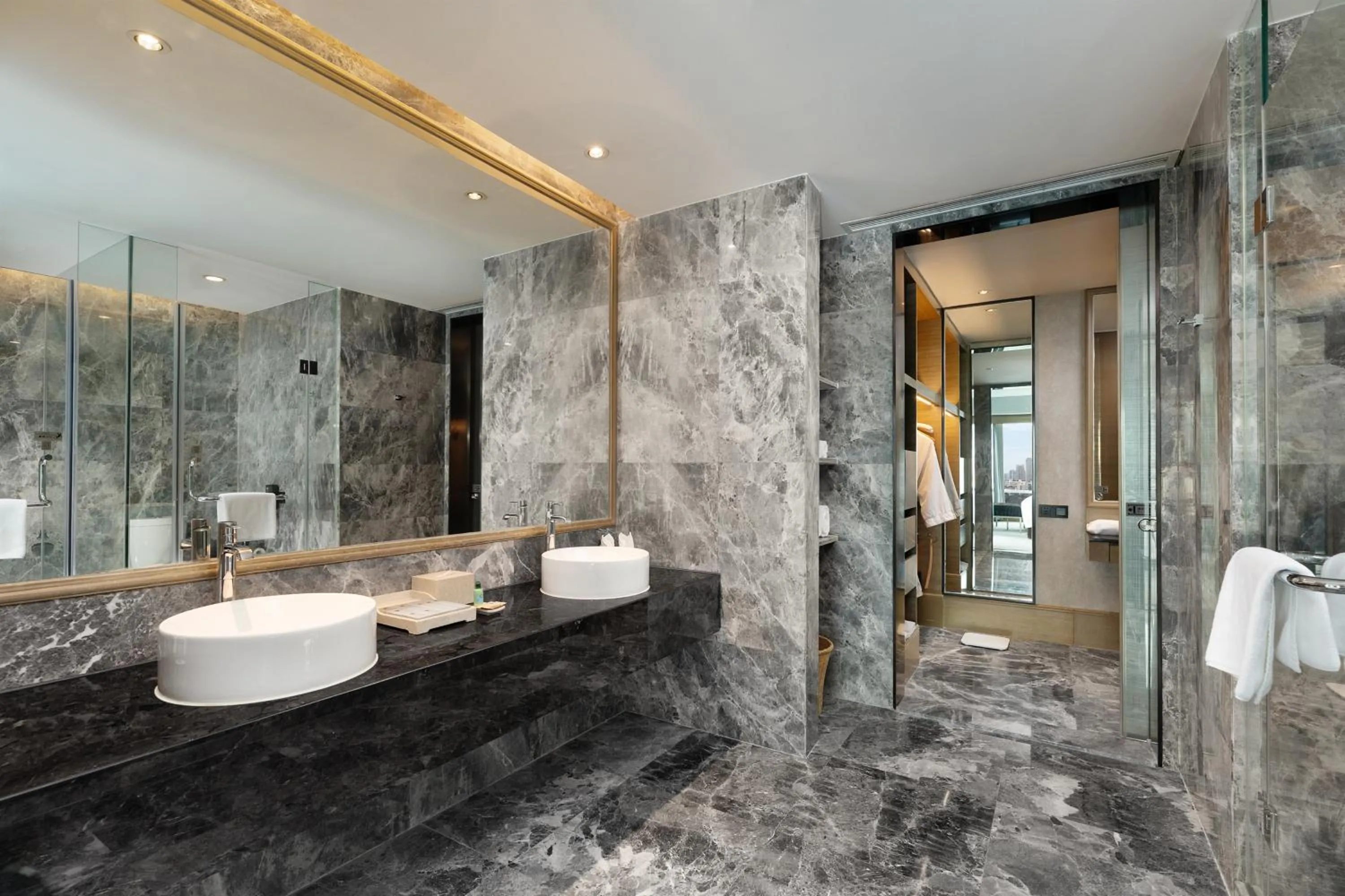 Toilet in Rhombus Park Aura Chengdu Hotel