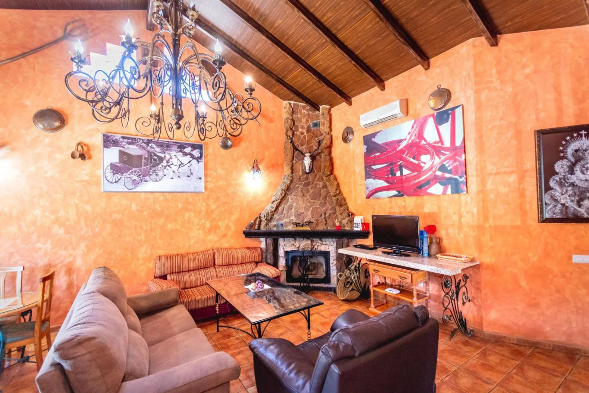 Communal lounge/ TV room in Cubo's Villa Sonia