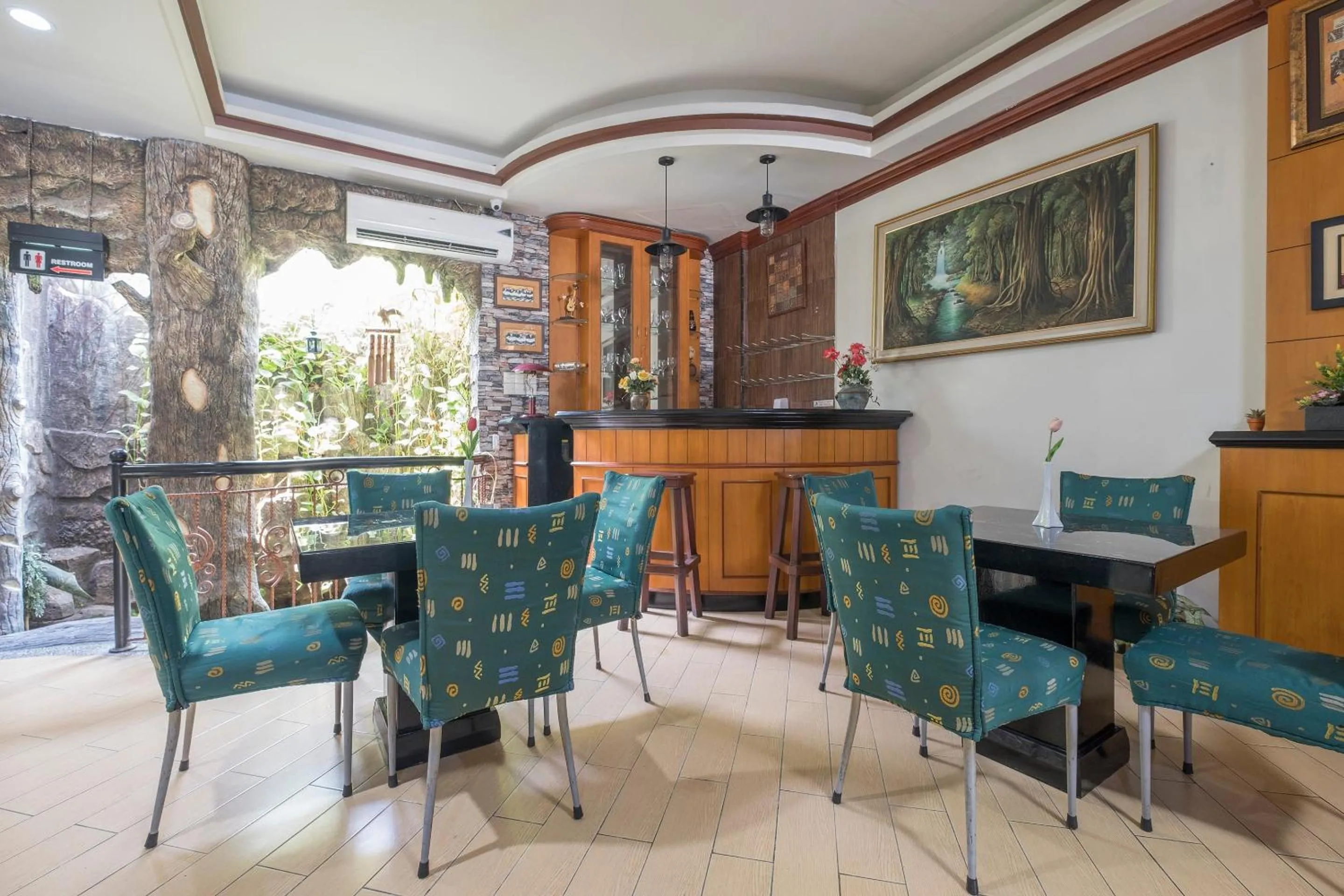 Restaurant/places to eat in OYO 1090 Hotel Anging Mammiri Makassar