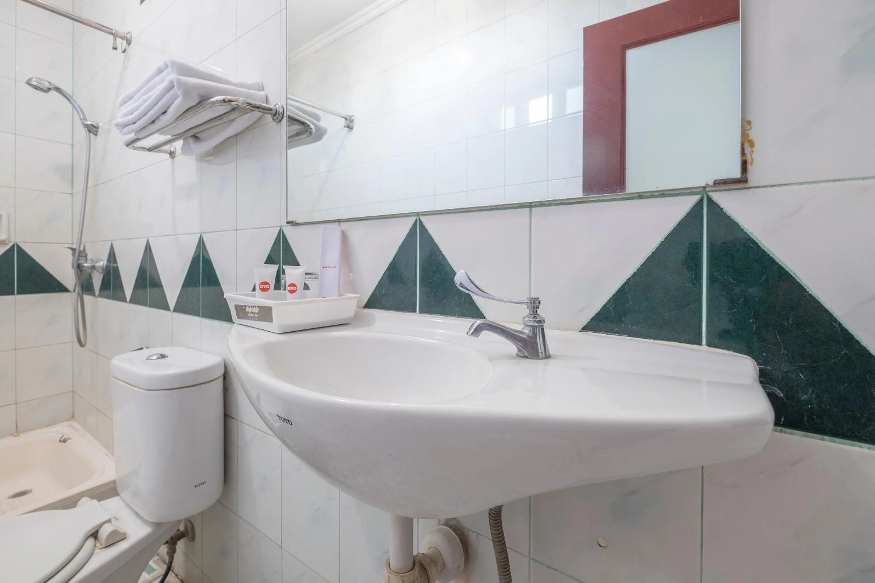 Bathroom in OYO 1090 Hotel Anging Mammiri Makassar