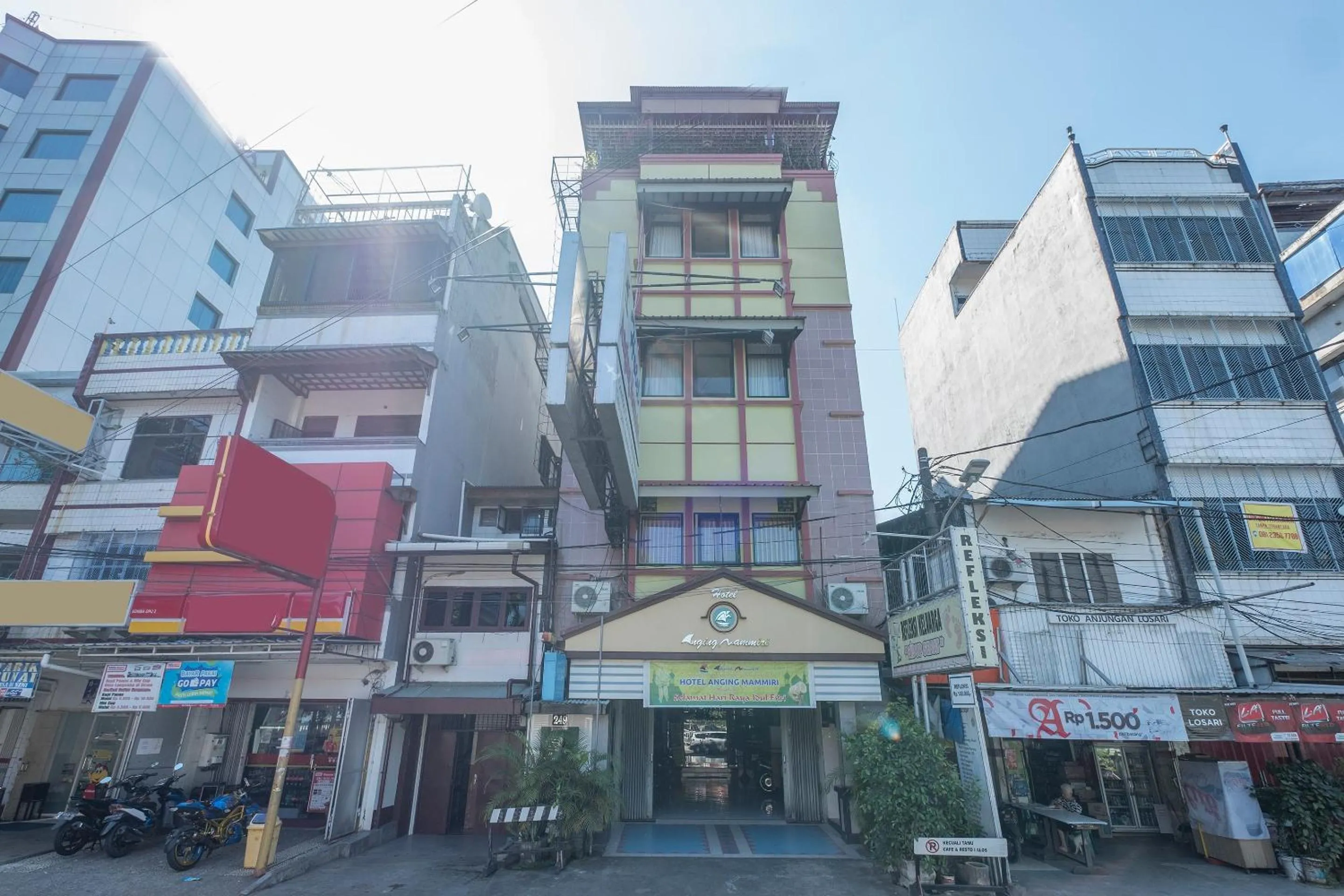 Facade/entrance in OYO 1090 Hotel Anging Mammiri Makassar