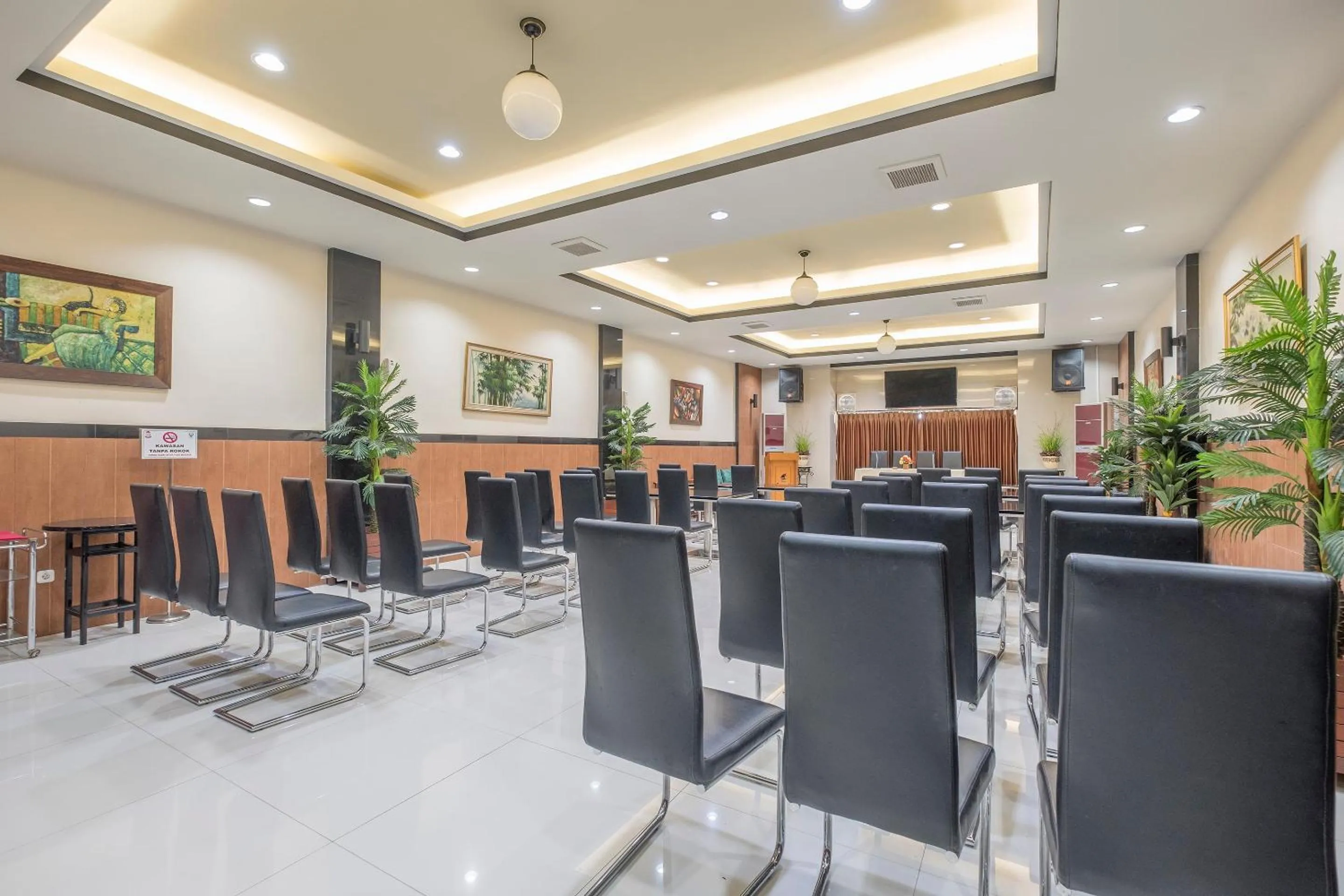 Business facilities in OYO 1090 Hotel Anging Mammiri Makassar