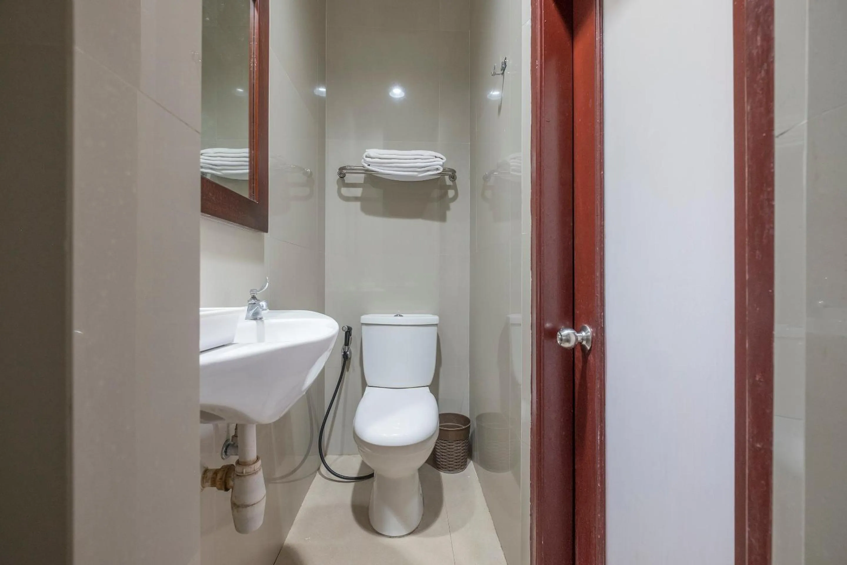 Bathroom in OYO 1090 Hotel Anging Mammiri Makassar