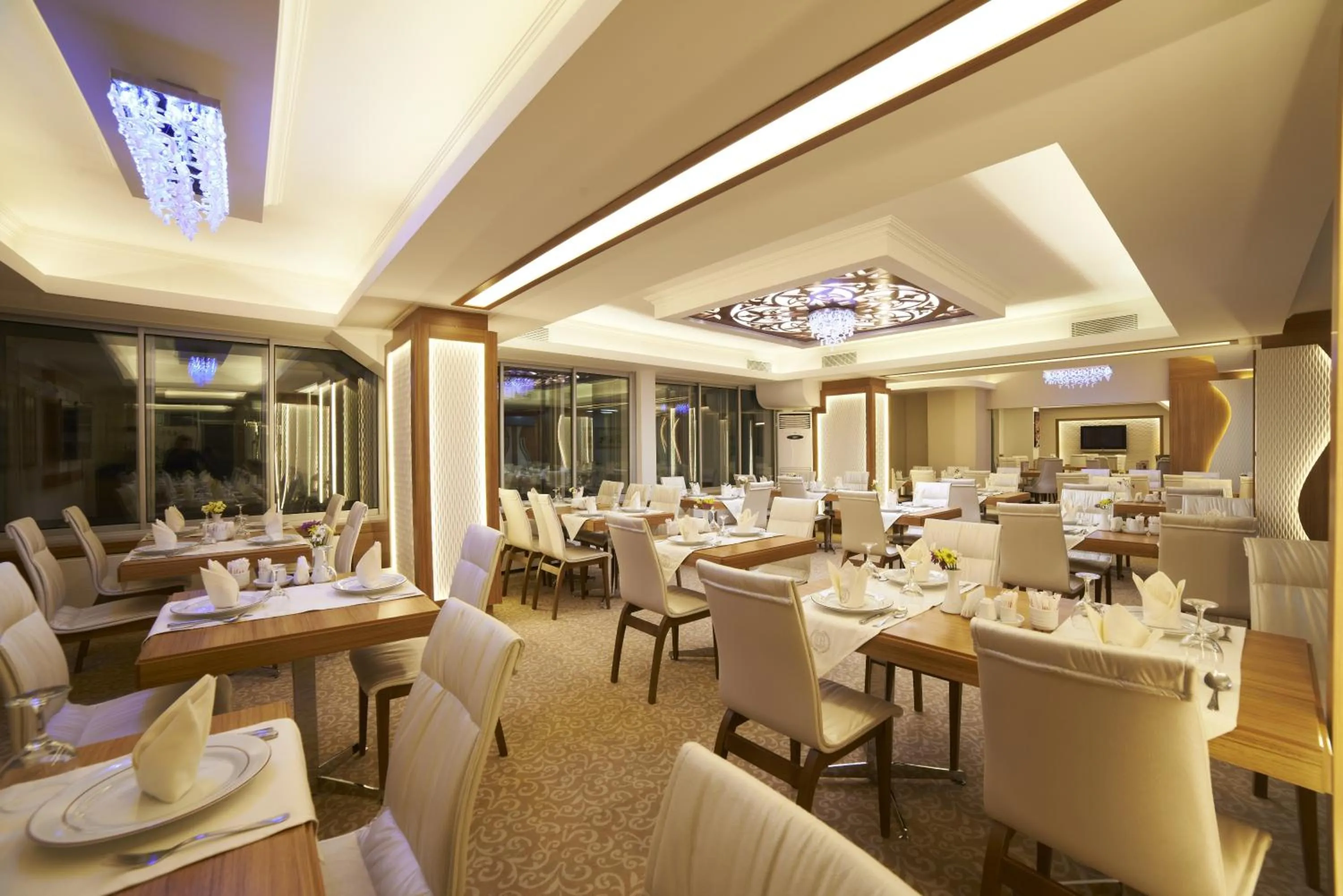 Restaurant/places to eat in Soyic Hotel