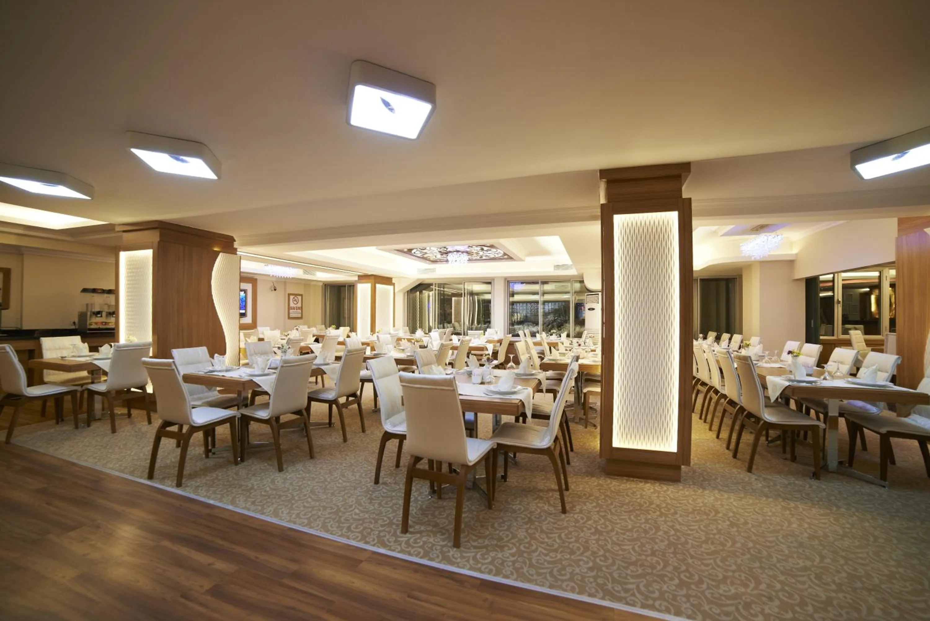 Restaurant/places to eat in Soyic Hotel