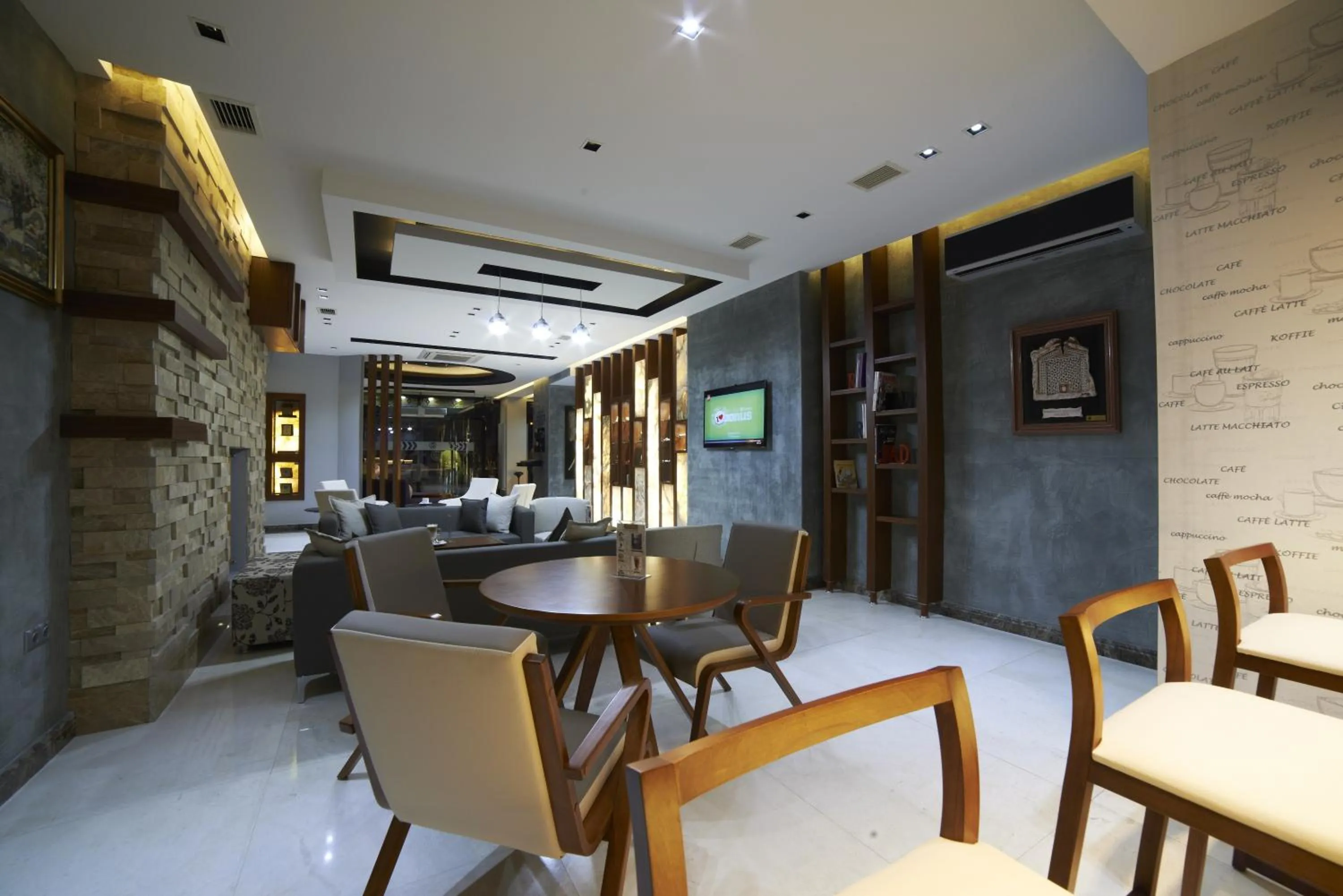 Lobby or reception in Soyic Hotel