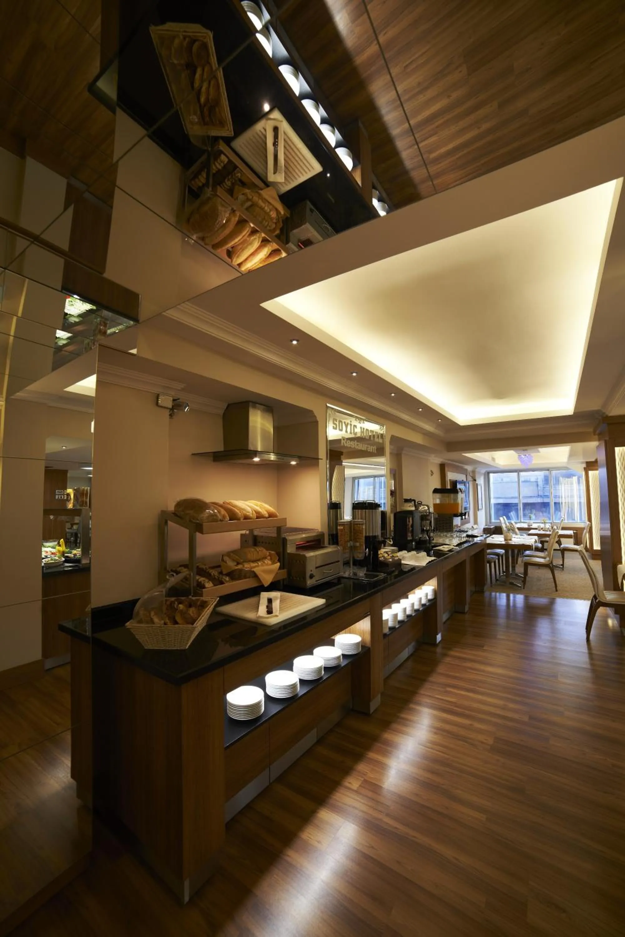 Restaurant/places to eat in Soyic Hotel