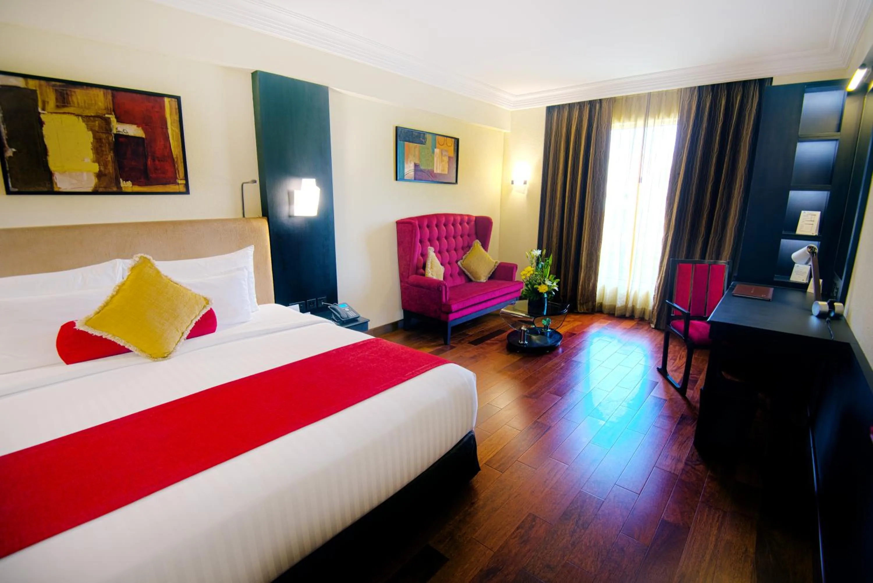 Photo of the whole room, Bed in Sterlings Mac Hotel