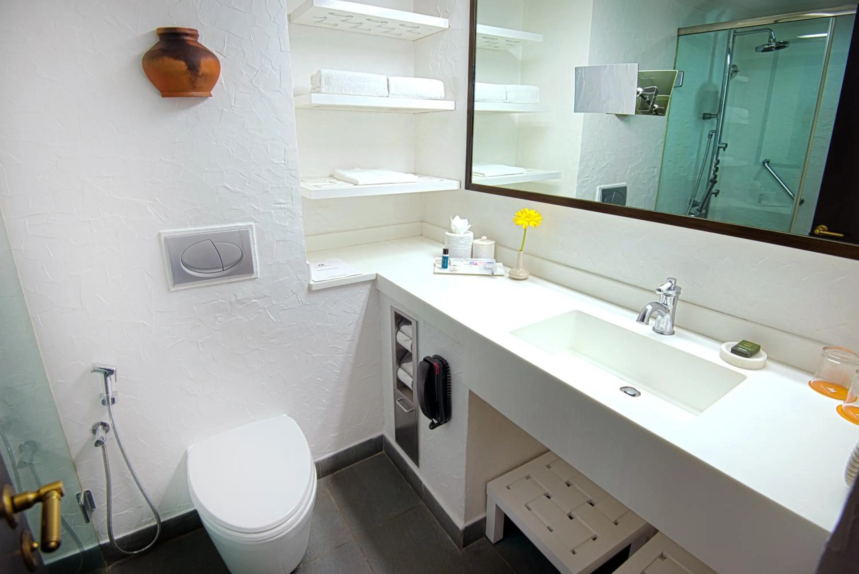 Toilet in Sterlings Mac Hotel