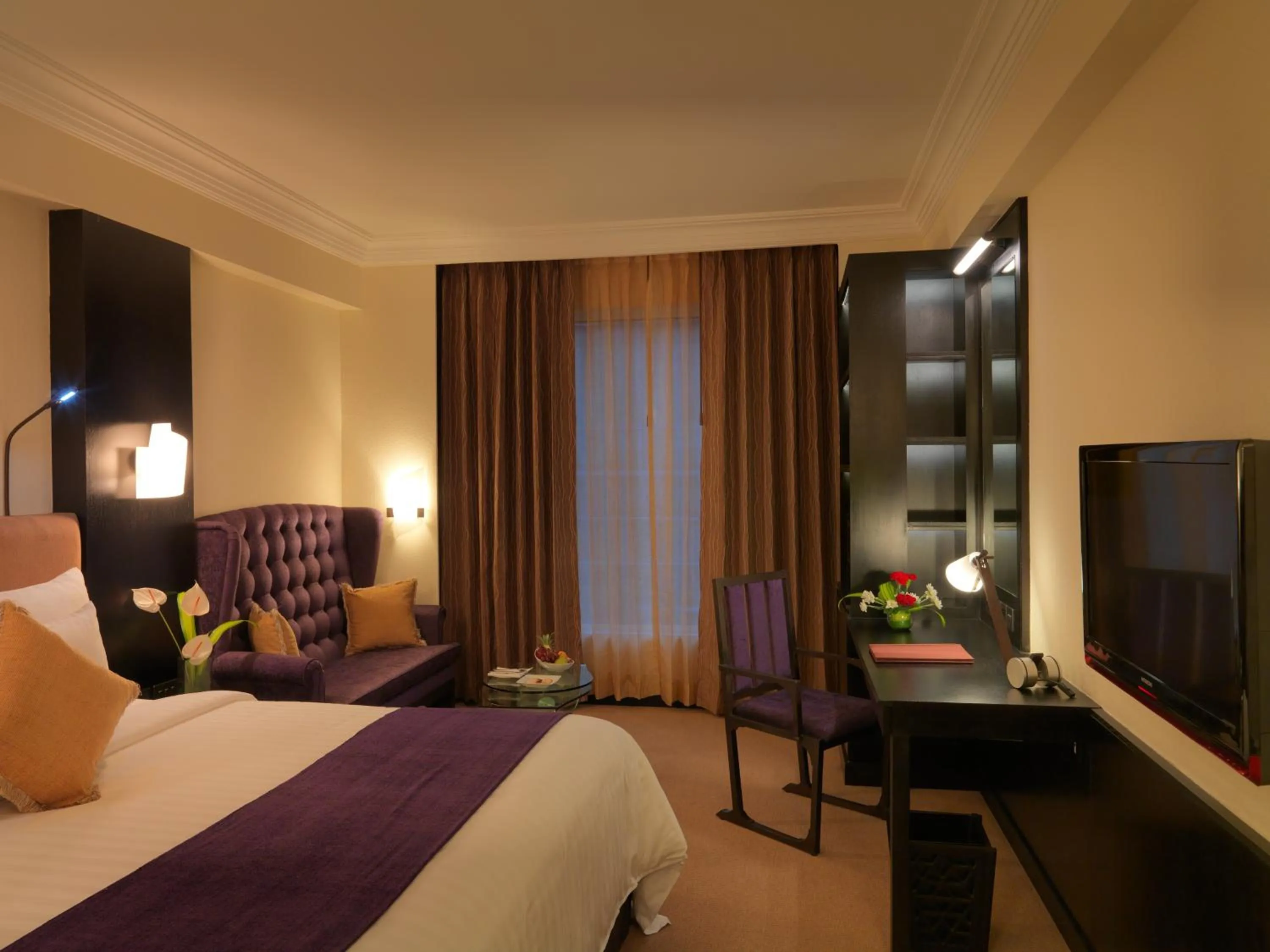 Photo of the whole room, Bed in Sterlings Mac Hotel