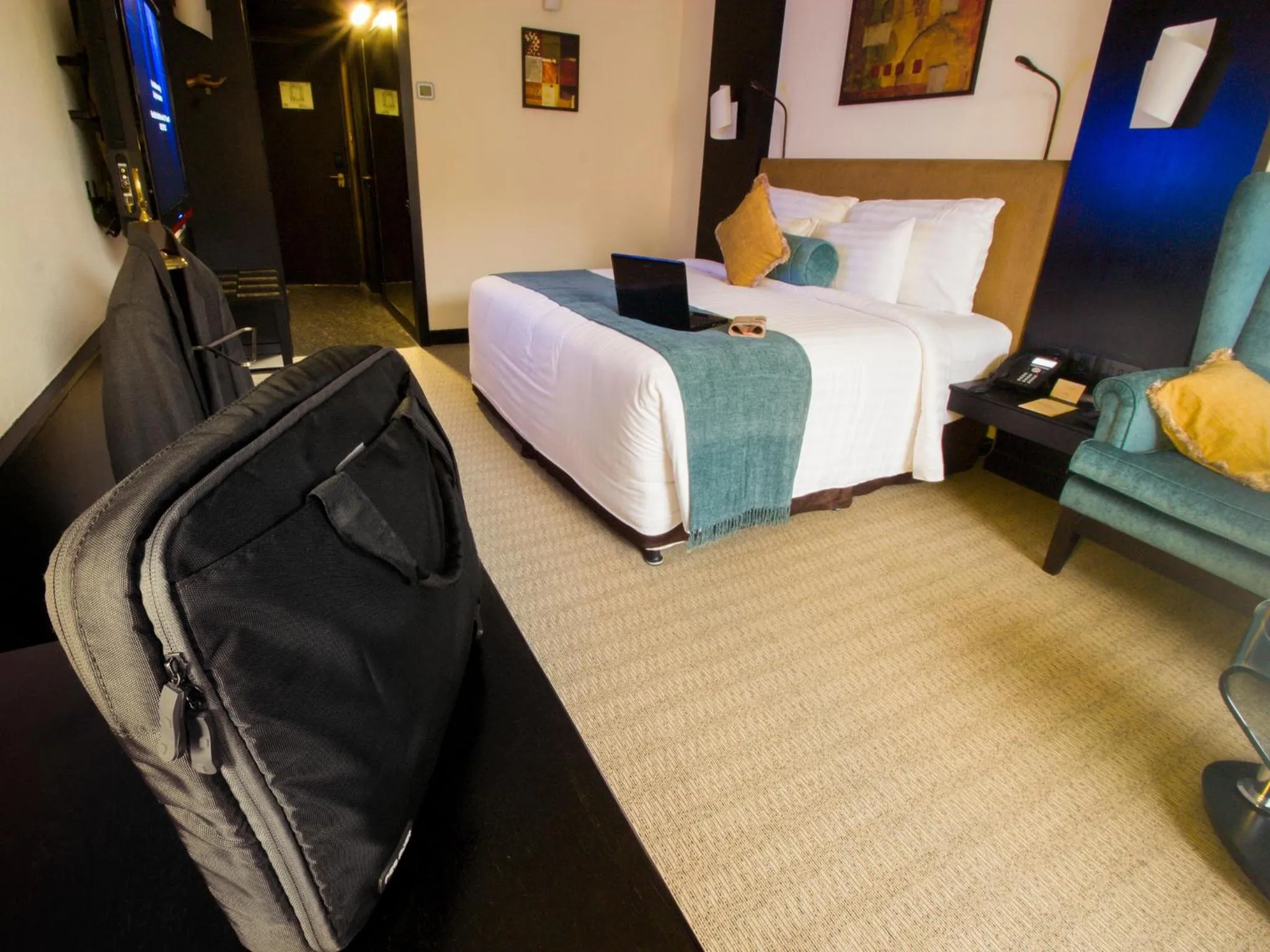 Photo of the whole room, Bed in Sterlings Mac Hotel