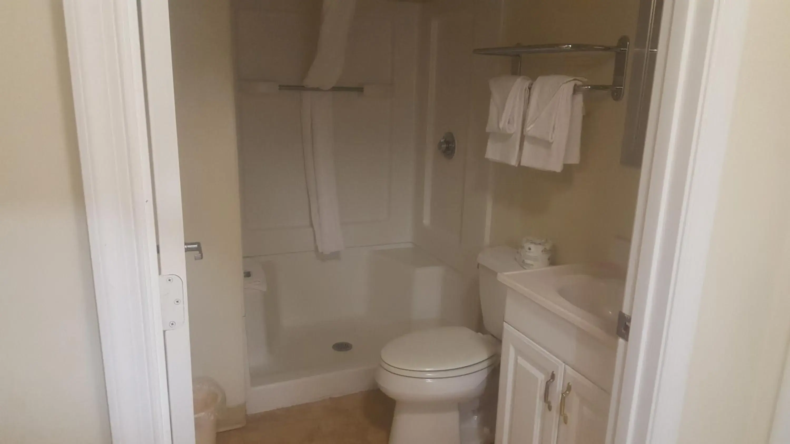 Queen Room - Disability Access - Non-Smoking in Studio 6-Richmond, VA - I-64 West Queen Room - Disability Access - Non-Smoking in Studio 6-Richmond, VA - I-64 West