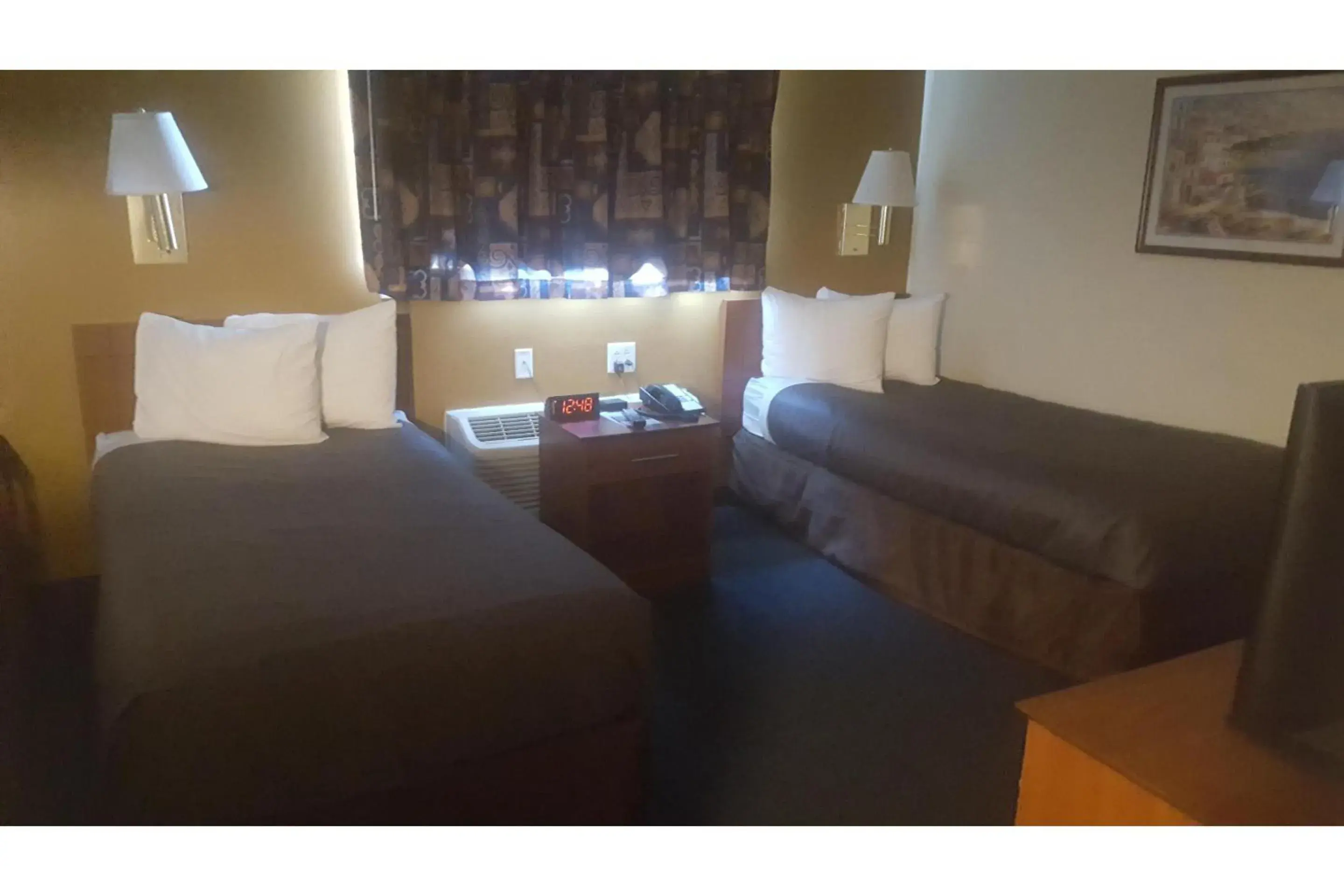 Quadruple Room - Smoking in Studio 6-Richmond, VA - I-64 West Quadruple Room - Smoking in Studio 6-Richmond, VA - I-64 West