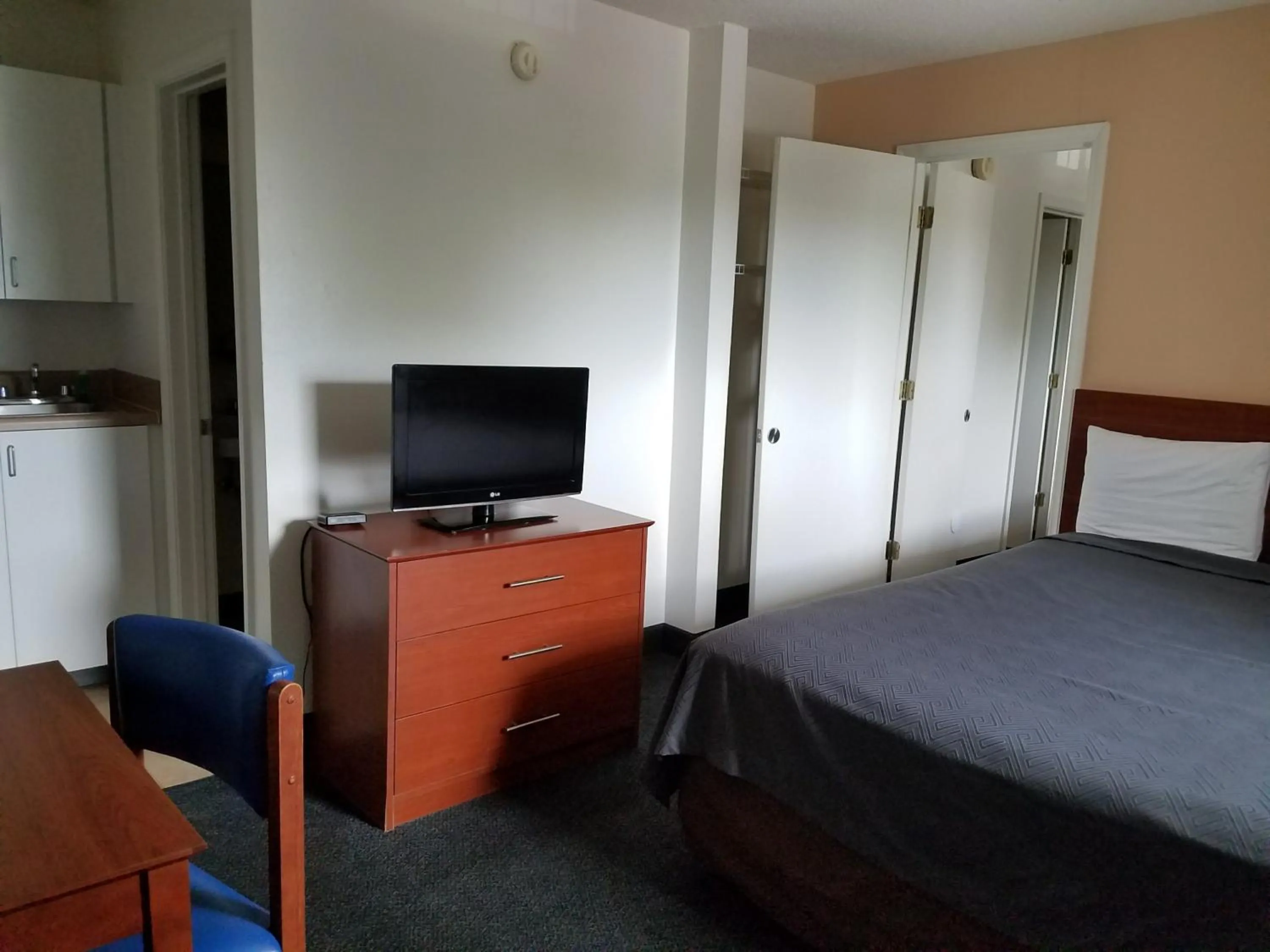 Bedroom, Bed in Studio 6-Fayetteville, NC - Fort Liberty Area