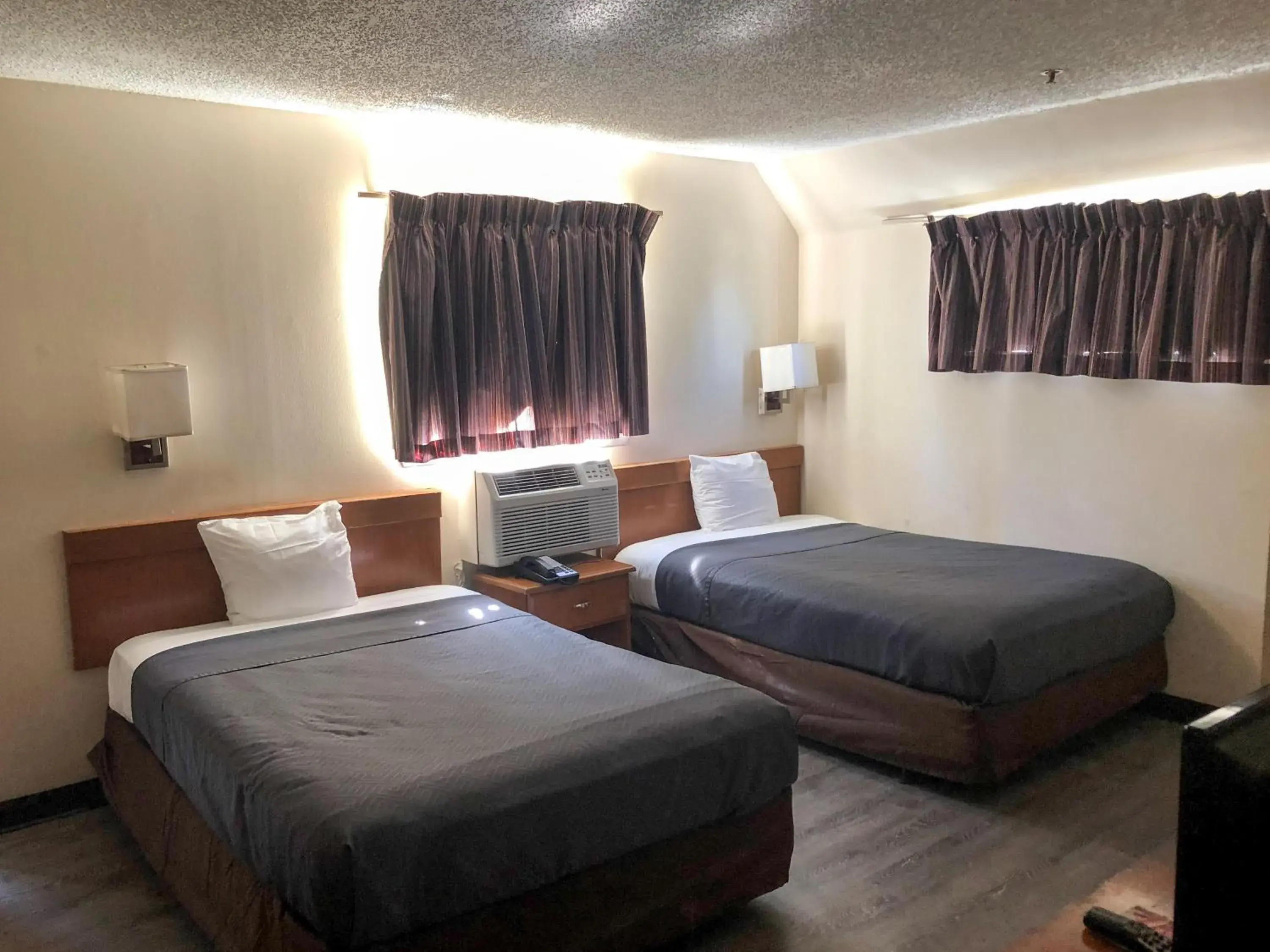 Deluxe Quadruple Room - single occupancy - Smoking in Studio 6-Jacksonville, FL - South Deluxe Quadruple Room - single occupancy - Smoking in Studio 6-Jacksonville, FL - South