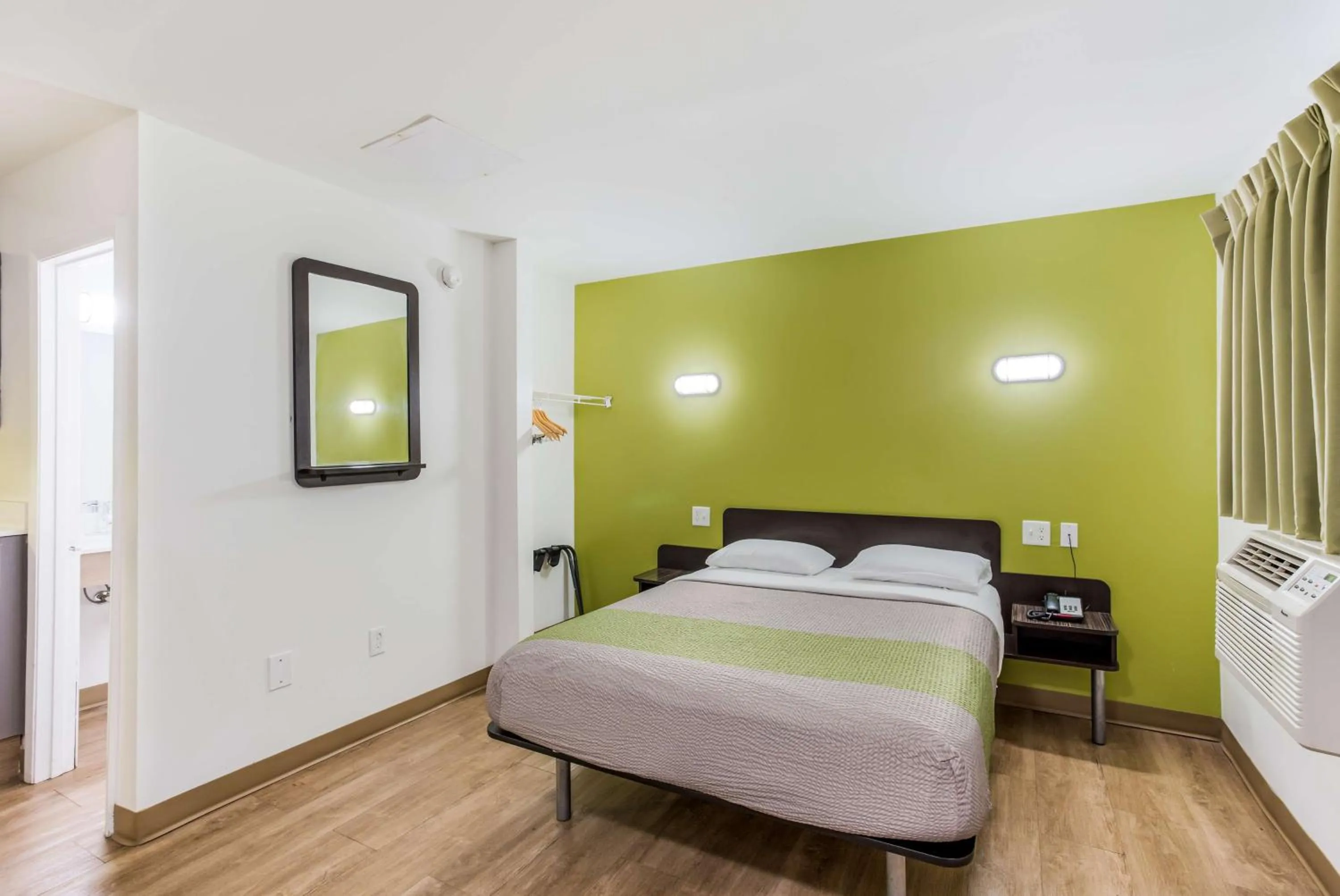 Photo of the whole room, Bed in Studio 6-Jacksonville, FL - South