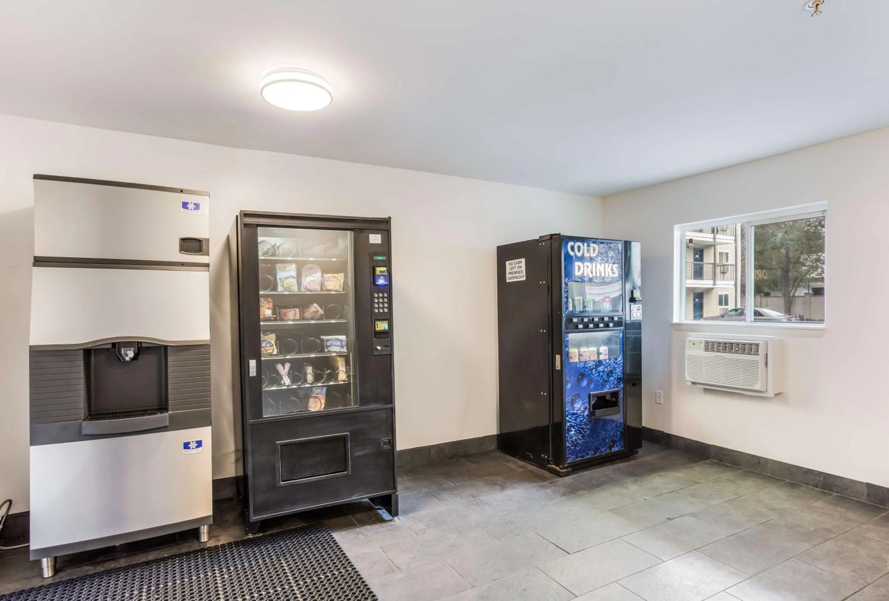 vending machine in Studio 6-Jacksonville, FL - South