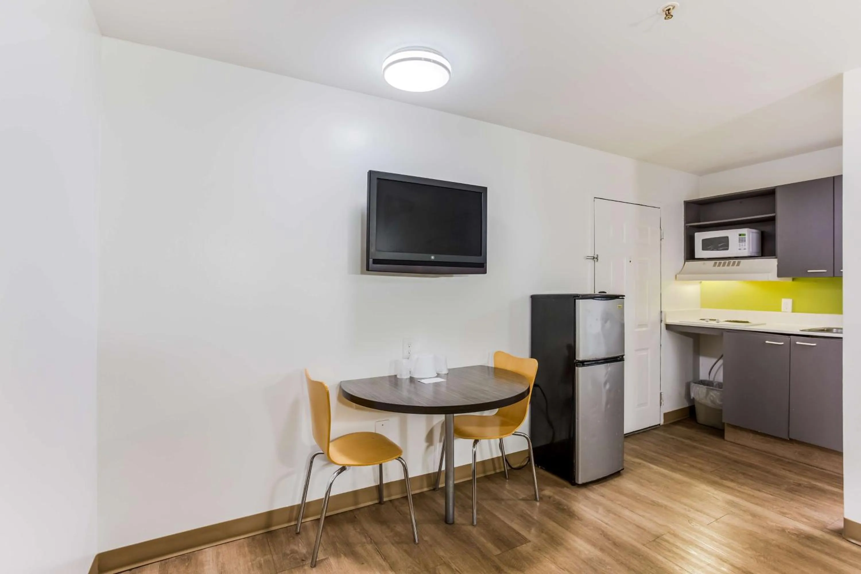 TV and multimedia in Studio 6-Jacksonville, FL - South