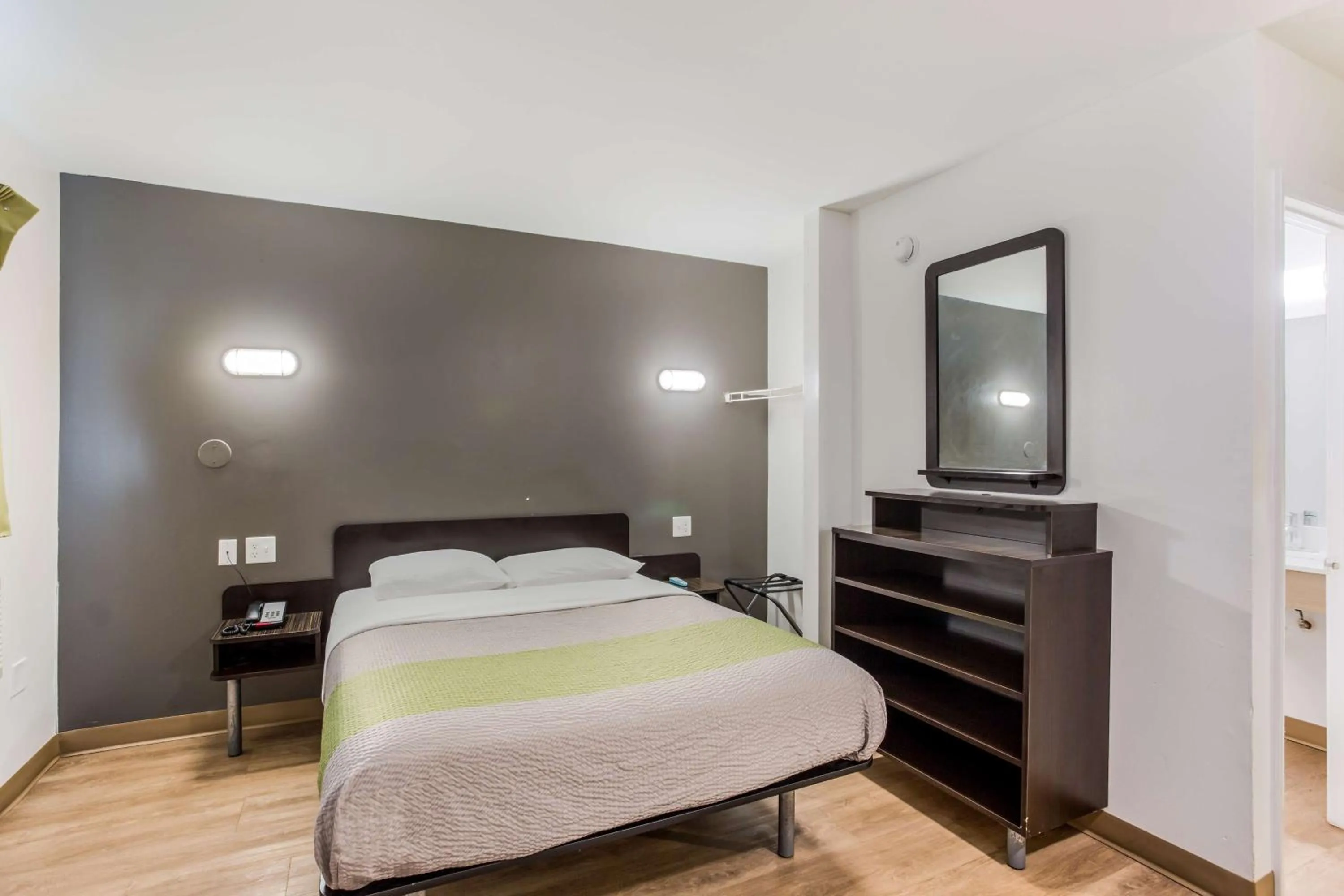 Photo of the whole room, Bed in Studio 6-Jacksonville, FL - South