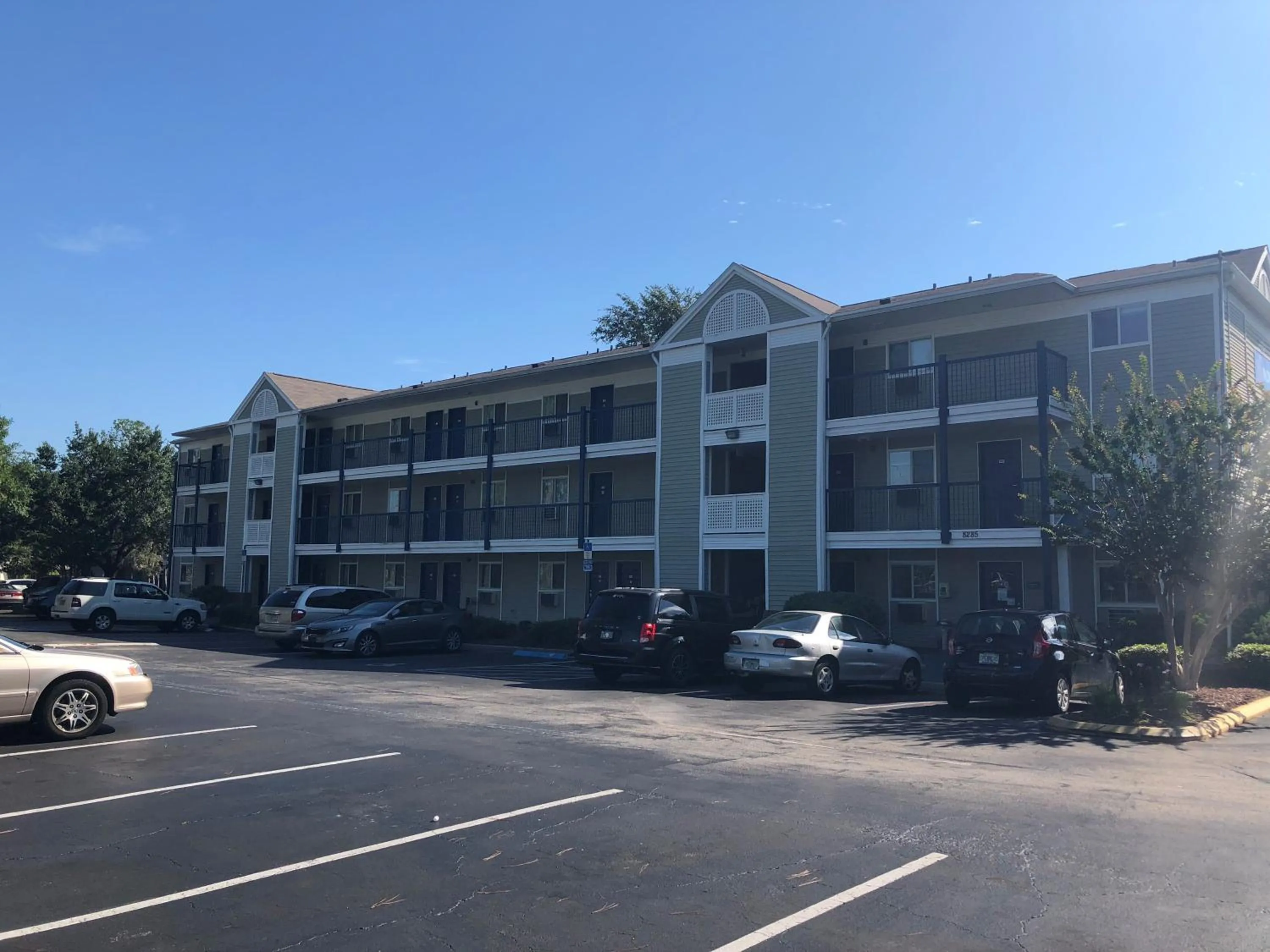 Property building in Studio 6-Jacksonville, FL - South