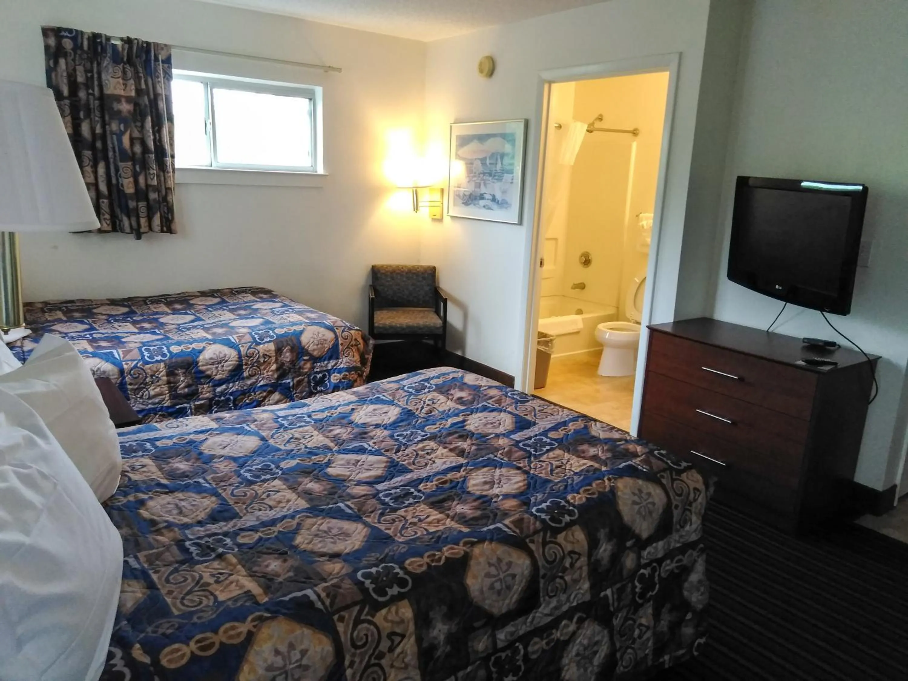 Bedroom, Bed in Studio 6 Greensboro NC I40