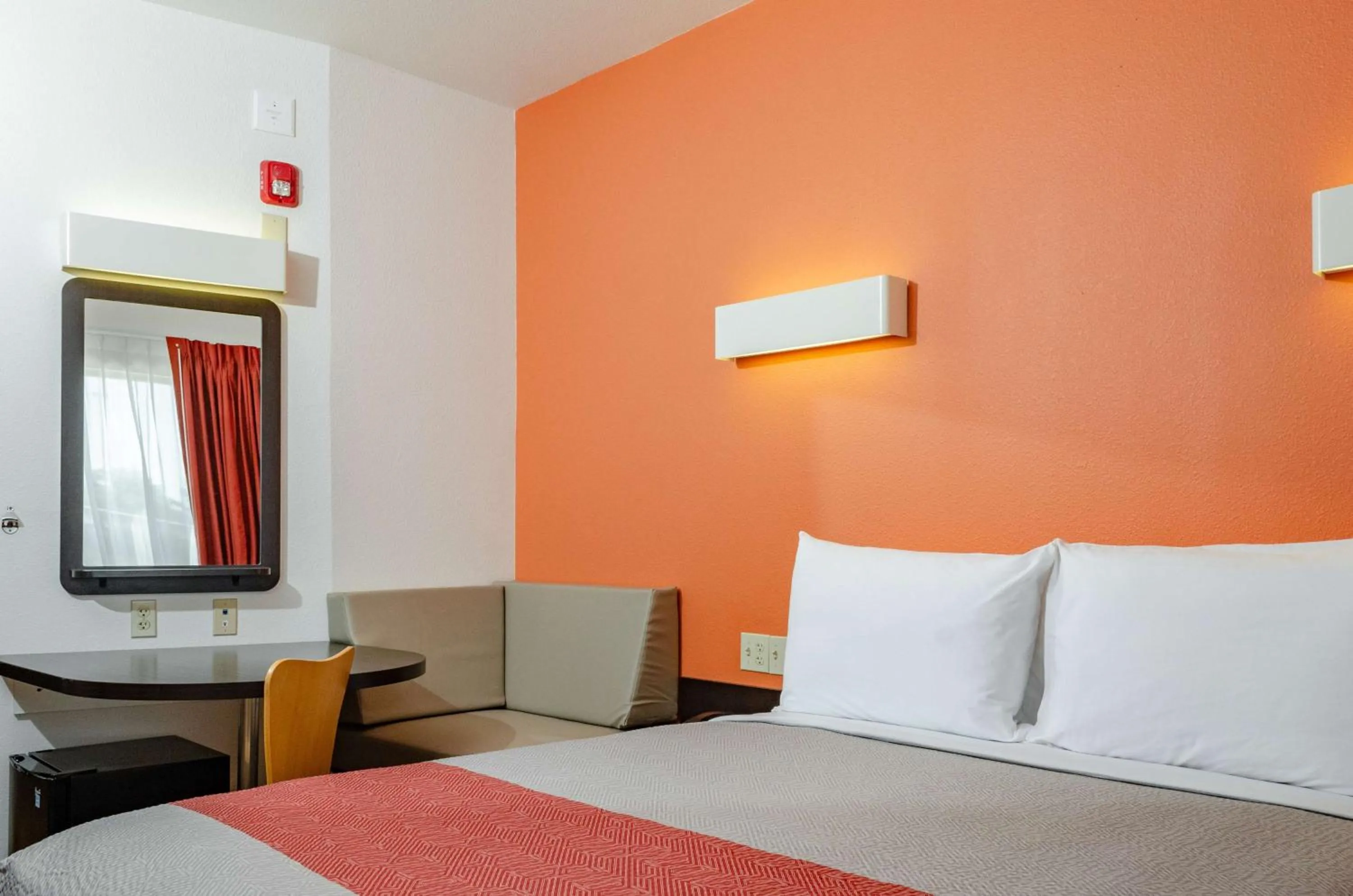 Photo of the whole room, Bed in Motel 6-Livingston, CA - Merced County