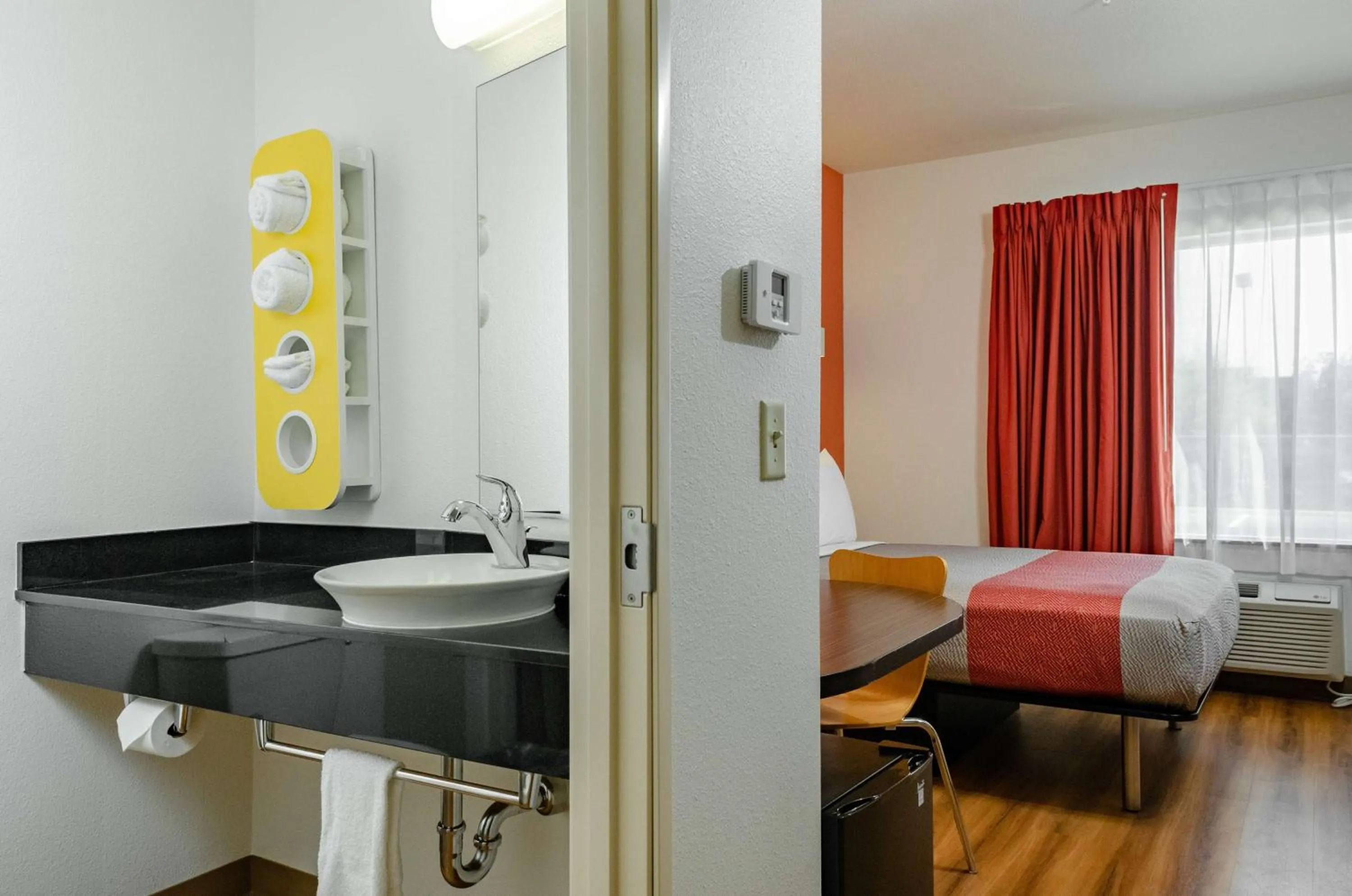 Bathroom, Bed in Motel 6-Livingston, CA - Merced County